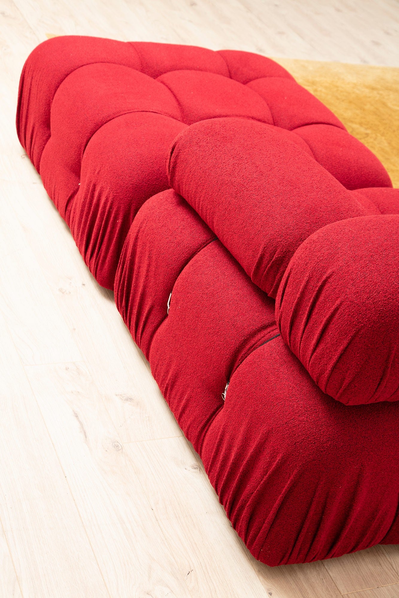 Sofá de canto vermelho elegante, 288 x 190 x 95 cm | Estrutura em madeira de faia e aglomerado, 100% poliéster, encosto e braço removíveis, assento em espuma macia | Perfeito para espaços modernos