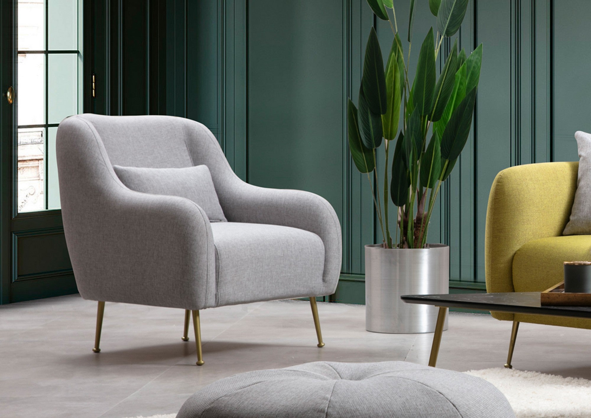 Poltrona de orelhas elegante, tecido cinza, estrutura de madeira de faia e aglomerado | 78x90x89 cm | Almofadas macias de espuma e penas | Pernas elegantes de metal amarelo fosco | Perfeita para decoração glamorosa e escandinava