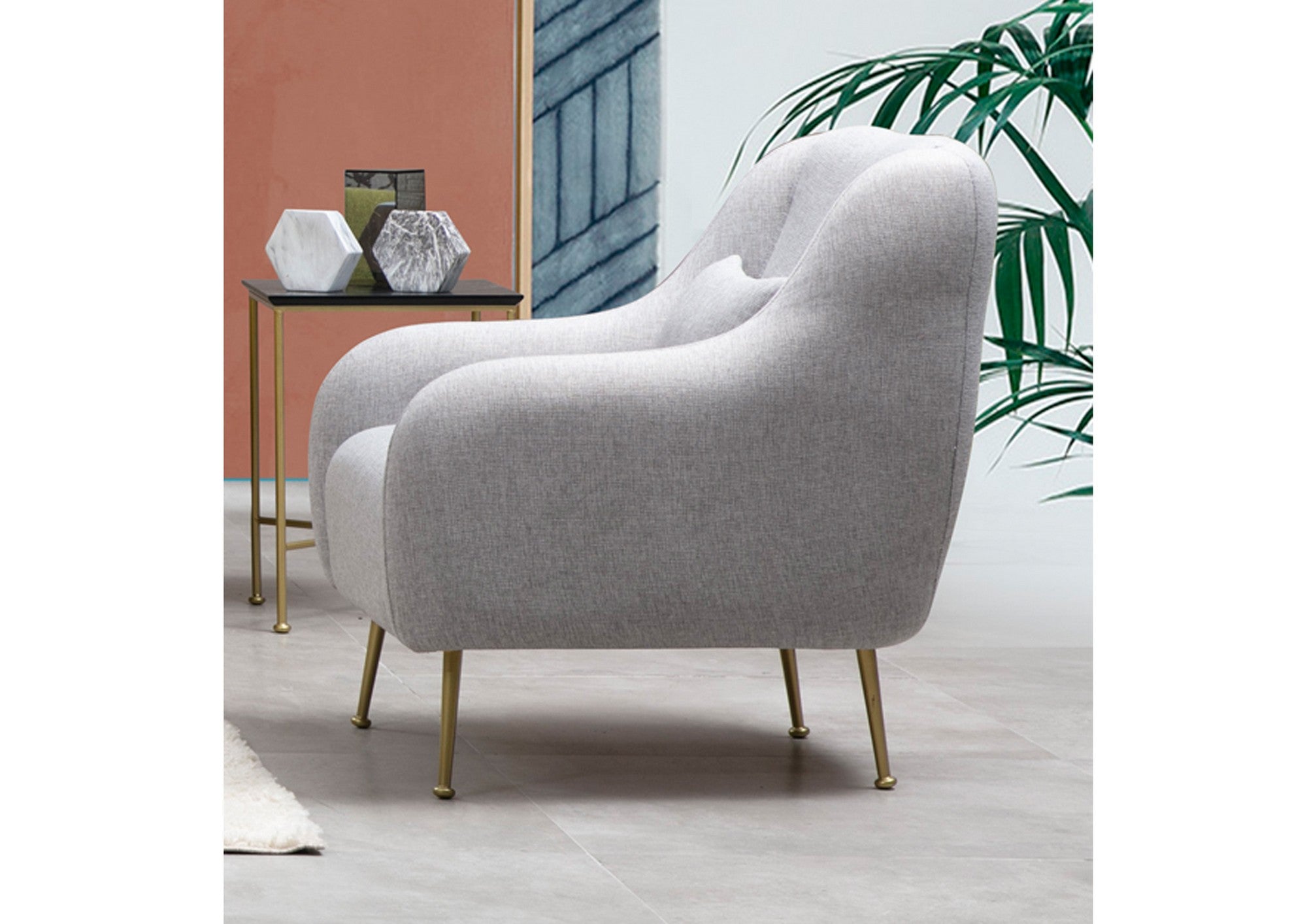 Poltrona de orelhas elegante, tecido cinza, estrutura de madeira de faia e aglomerado | 78x90x89 cm | Almofadas macias de espuma e penas | Pernas elegantes de metal amarelo fosco | Perfeita para decoração glamorosa e escandinava
