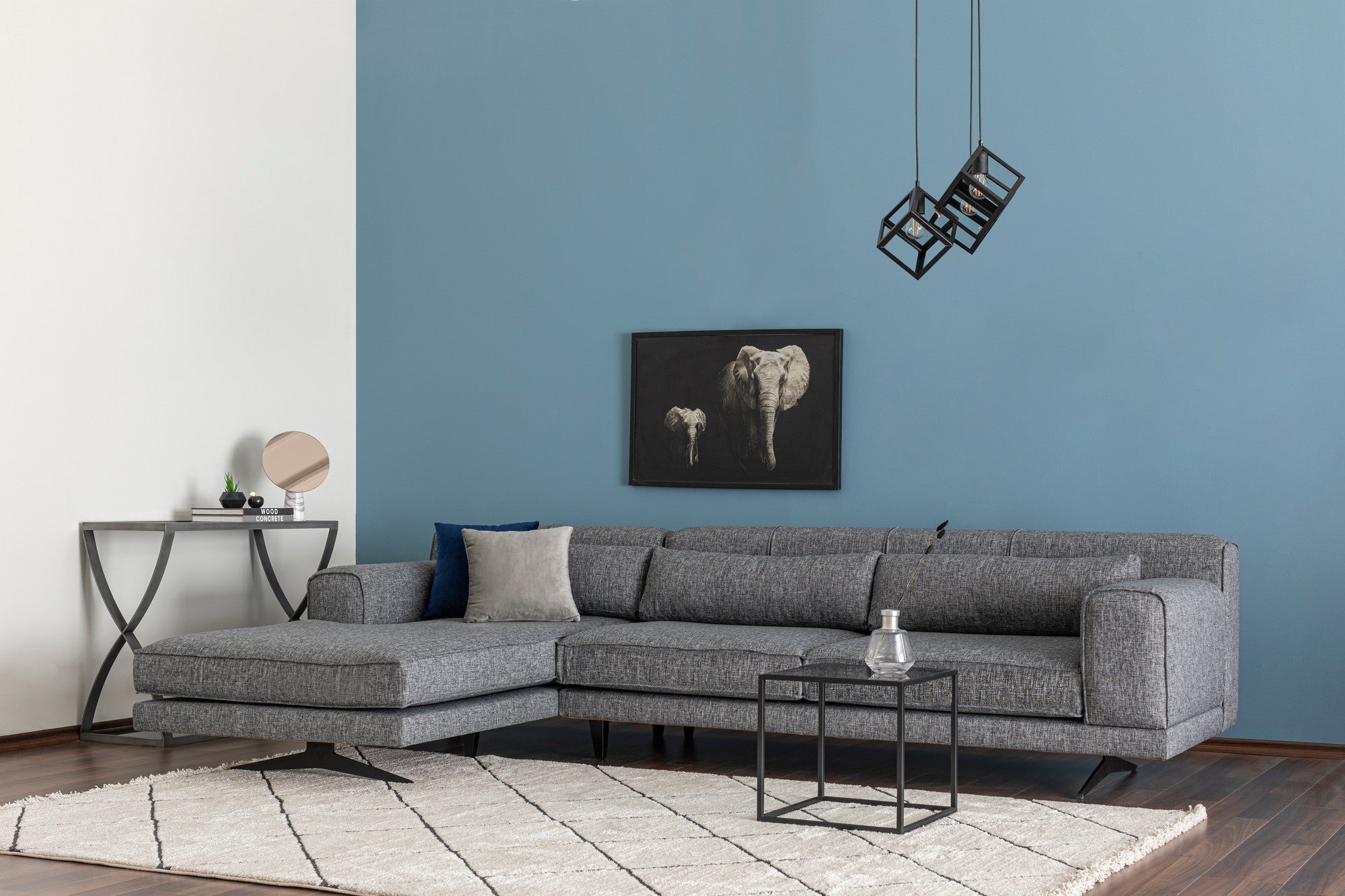 Sofá de canto elegante, tecido cinza, 198 x 308 cm | Estrutura em madeira de faia e aglomerado, capacidade de 300 kg | Inclui 3 almofadas, pernas de metal preto fosco | Design industrial moderno