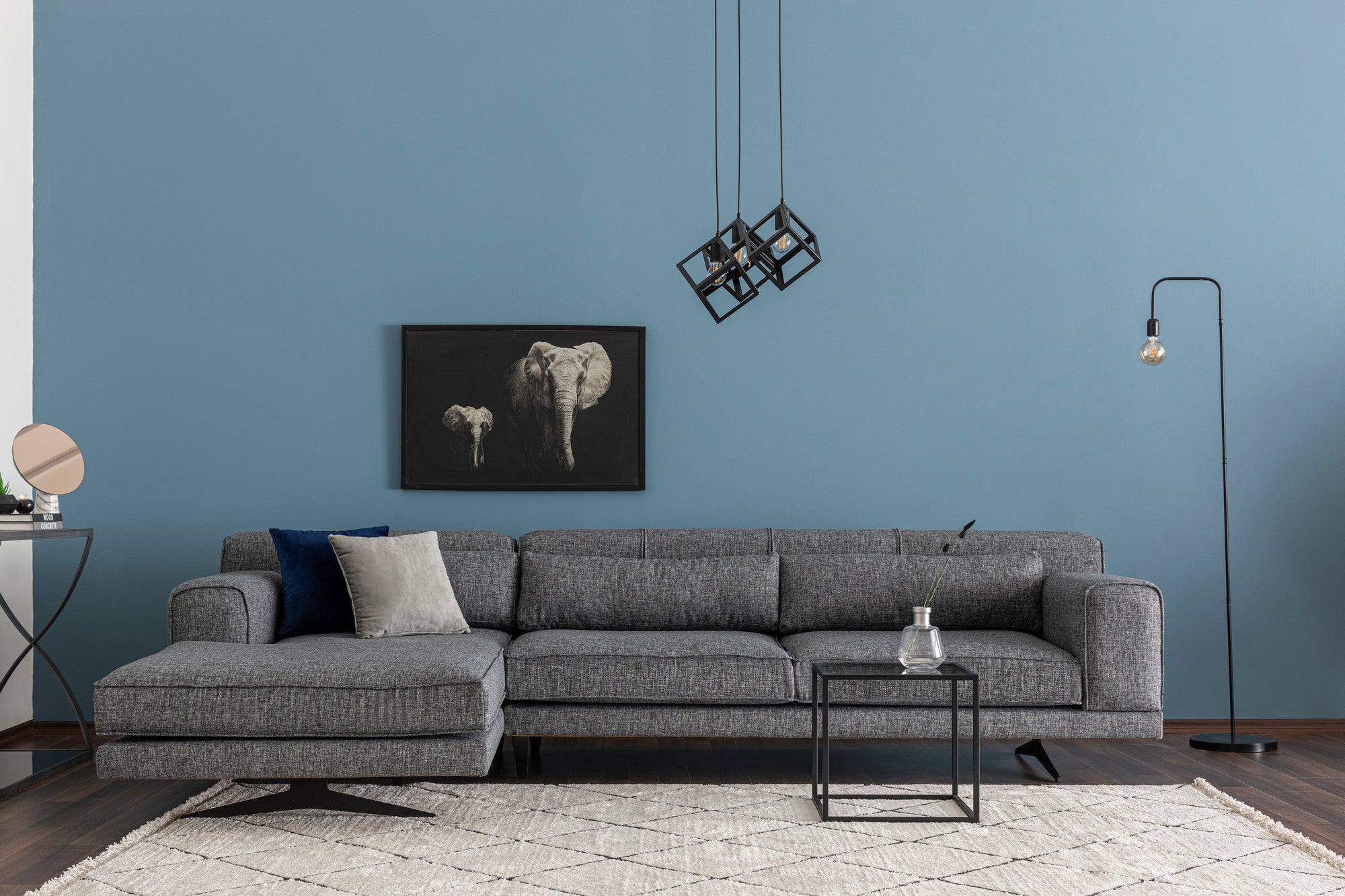 Sofá de canto elegante, tecido cinza, 198 x 308 cm | Estrutura em madeira de faia e aglomerado, capacidade de 300 kg | Inclui 3 almofadas, pernas de metal preto fosco | Design industrial moderno