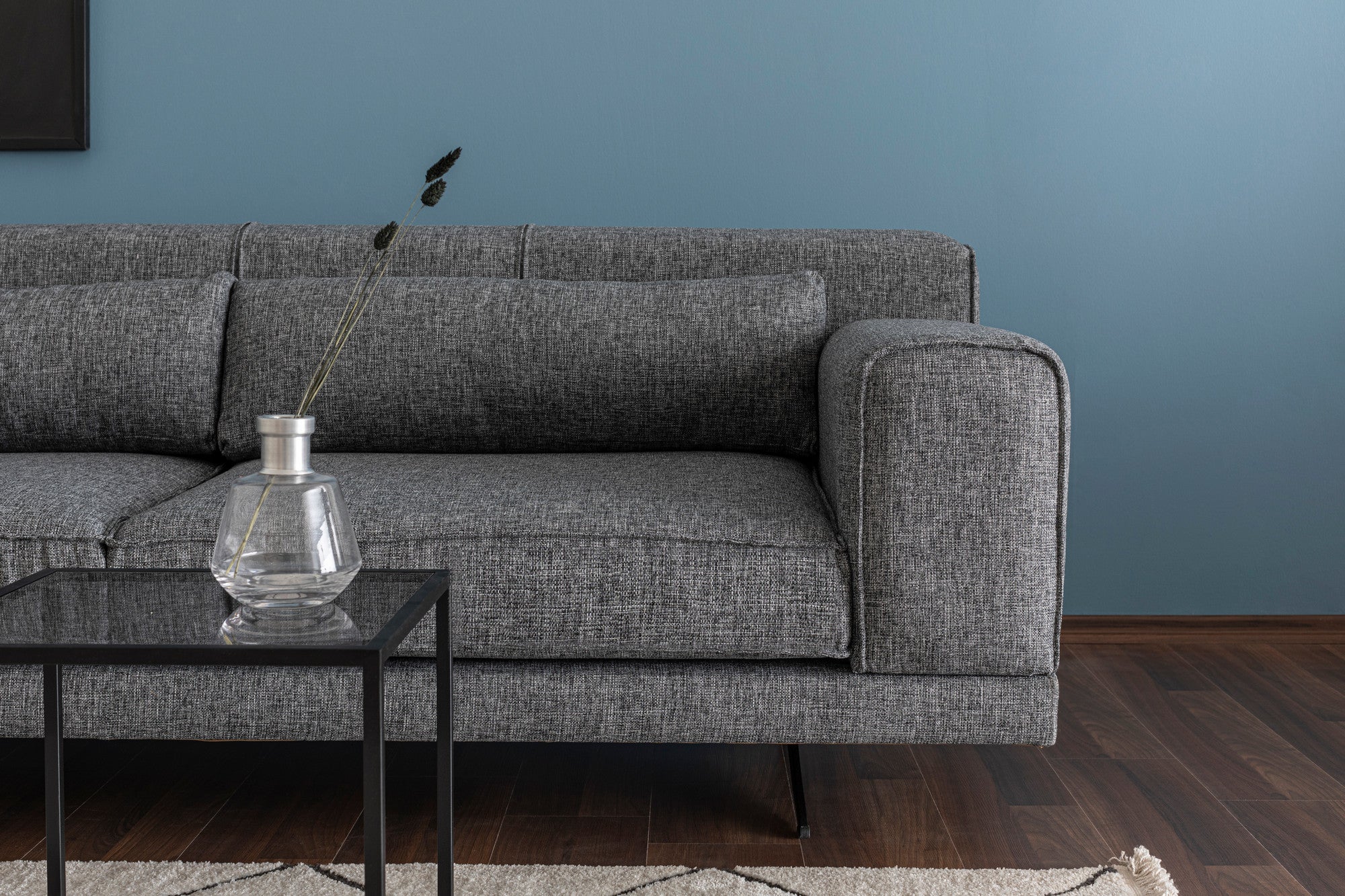 Sofá de canto elegante, tecido cinza, 198 x 308 cm | Estrutura em madeira de faia e aglomerado, capacidade de 300 kg | Inclui 3 almofadas, pernas de metal preto fosco | Design industrial moderno