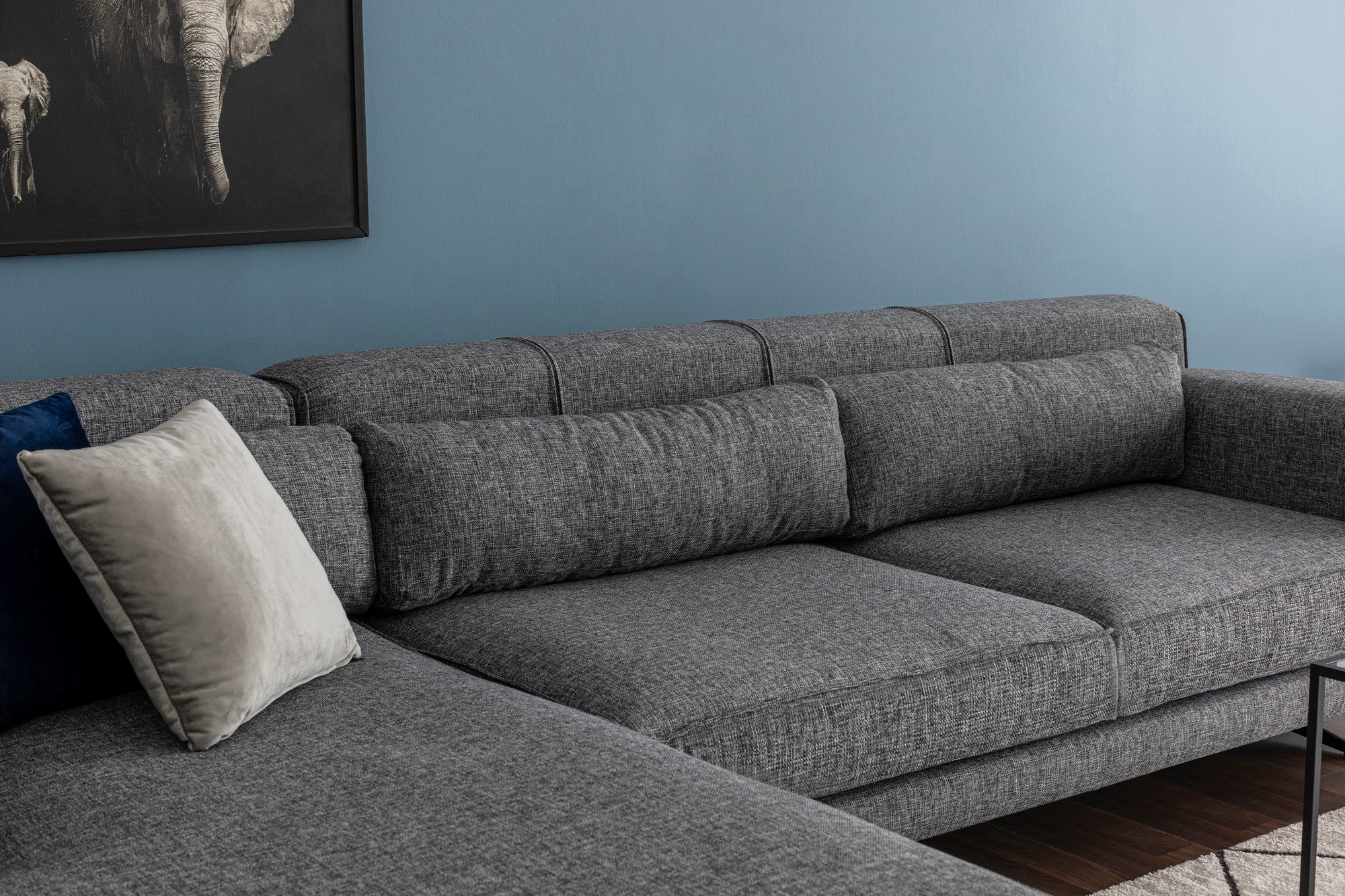 Sofá de canto elegante, tecido cinza, 198 x 308 cm | Estrutura em madeira de faia e aglomerado, capacidade de 300 kg | Inclui 3 almofadas, pernas de metal preto fosco | Design industrial moderno