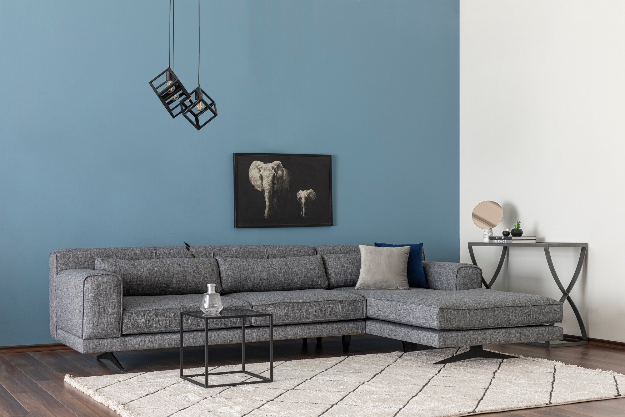 Sofá de canto elegante, tecido cinza, 308 x 198 x 78 cm | Estrutura em madeira de faia e aglomerado, 5 almofadas, pernas de metal preto fosco | Perfeito para espaços modernos