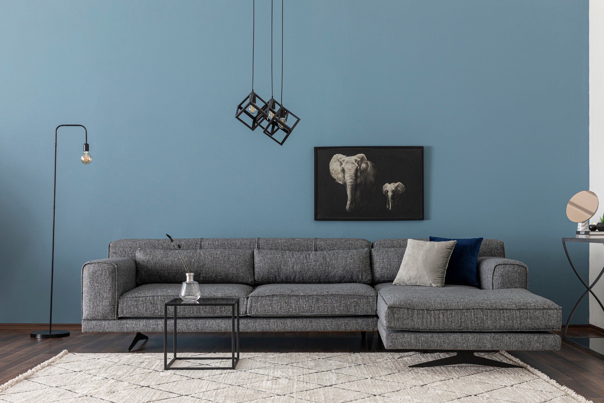 Sofá de canto elegante, tecido cinza, 308 x 198 x 78 cm | Estrutura em madeira de faia e aglomerado, 5 almofadas, pernas de metal preto fosco | Perfeito para espaços modernos