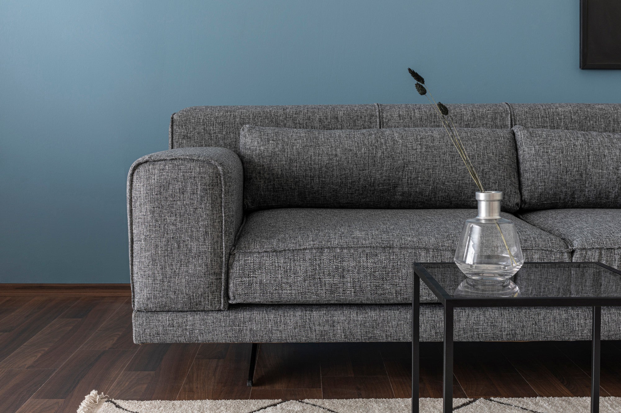 Sofá de canto elegante, tecido cinza, 308 x 198 x 78 cm | Estrutura em madeira de faia e aglomerado, 5 almofadas, pernas de metal preto fosco | Perfeito para espaços modernos