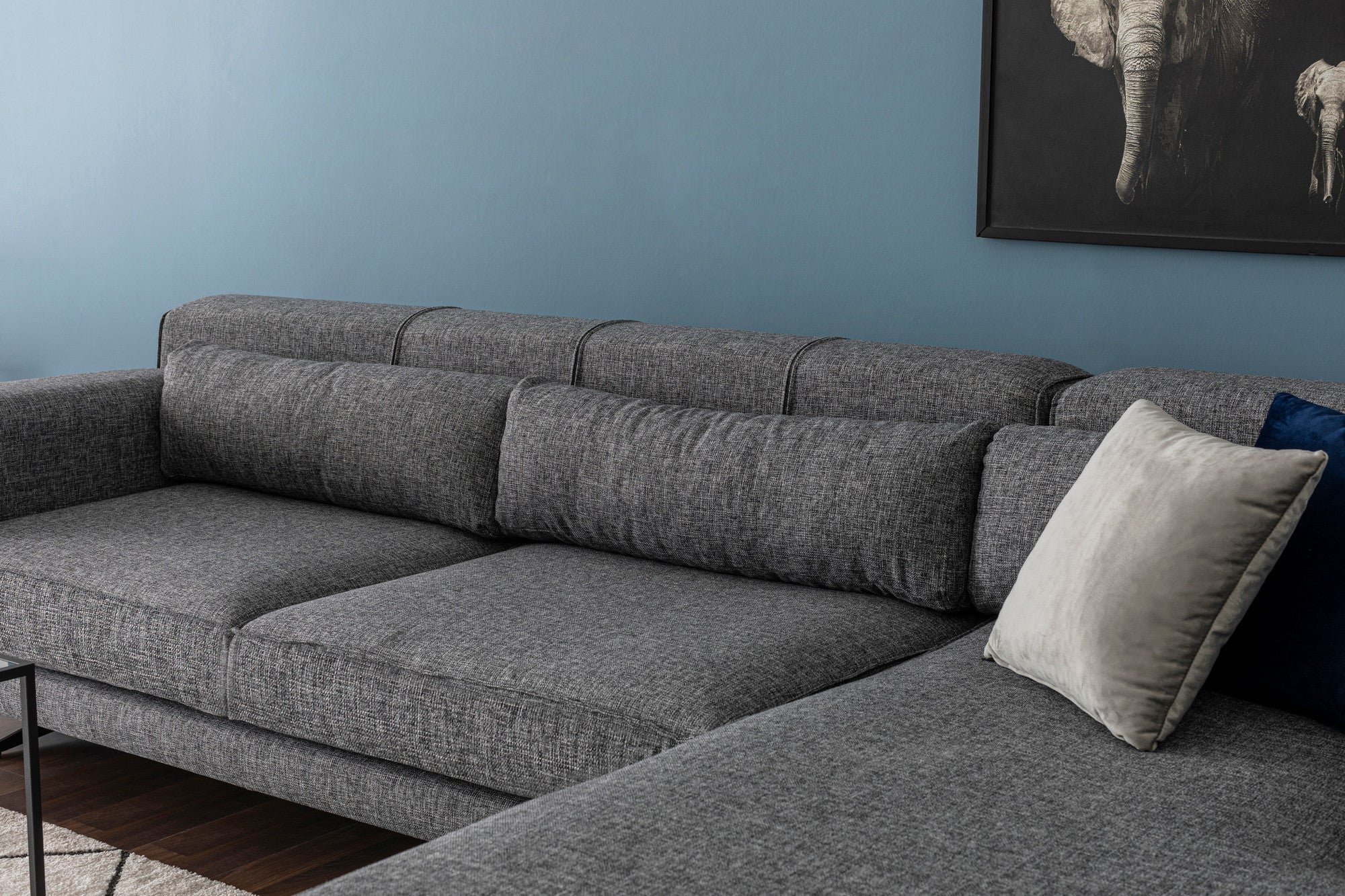 Sofá de canto elegante, tecido cinza, 308 x 198 x 78 cm | Estrutura em madeira de faia e aglomerado, 5 almofadas, pernas de metal preto fosco | Perfeito para espaços modernos