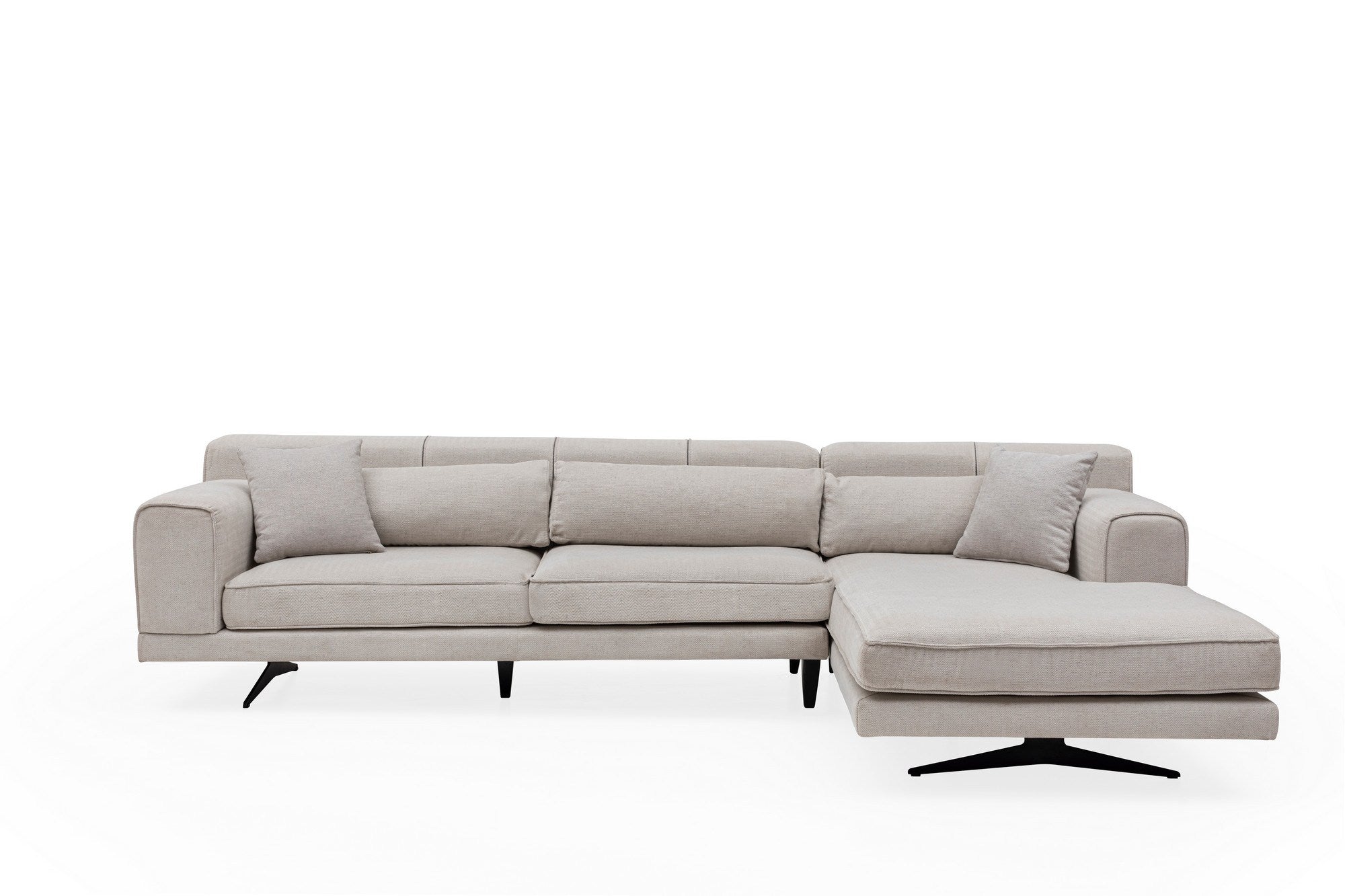 Sofá de canto bege, 308 x 198 cm, estrutura em madeira de faia e aglomerado, 100% poliéster, 5 almofadas, pernas de metal preto fosco, design escandinavo moderno, capacidade para 300 kg
