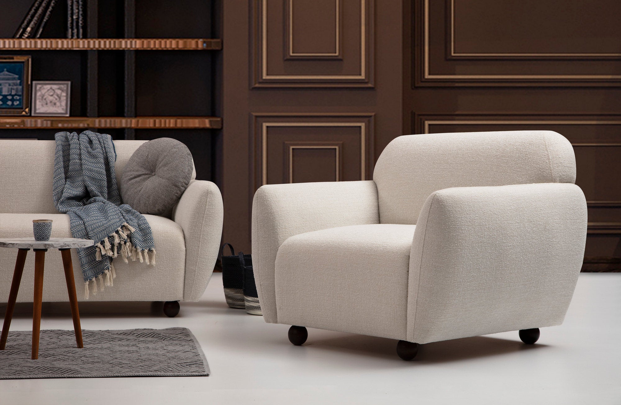 Poltrona Elegante em Creme, Madeira de Faia e Estrutura de Aglomerado, 90x86x86 cm | 100% Poliéster, 2 Almofadas Inclusas | Perfeita para Decoração Escandinava e Hoteleira