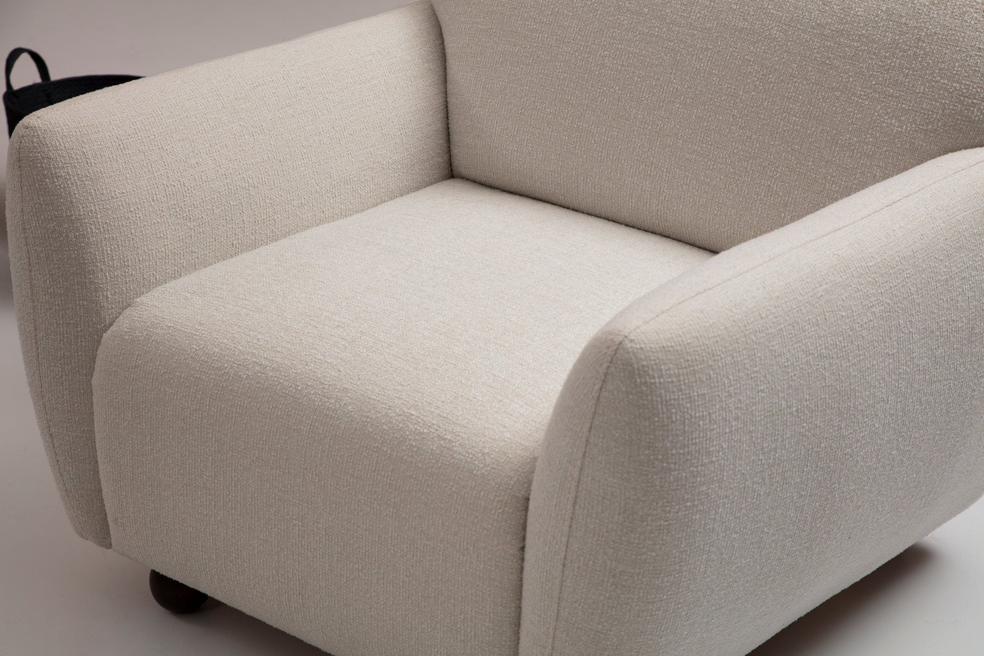 Poltrona Elegante em Creme, Madeira de Faia e Estrutura de Aglomerado, 90x86x86 cm | 100% Poliéster, 2 Almofadas Inclusas | Perfeita para Decoração Escandinava e Hoteleira