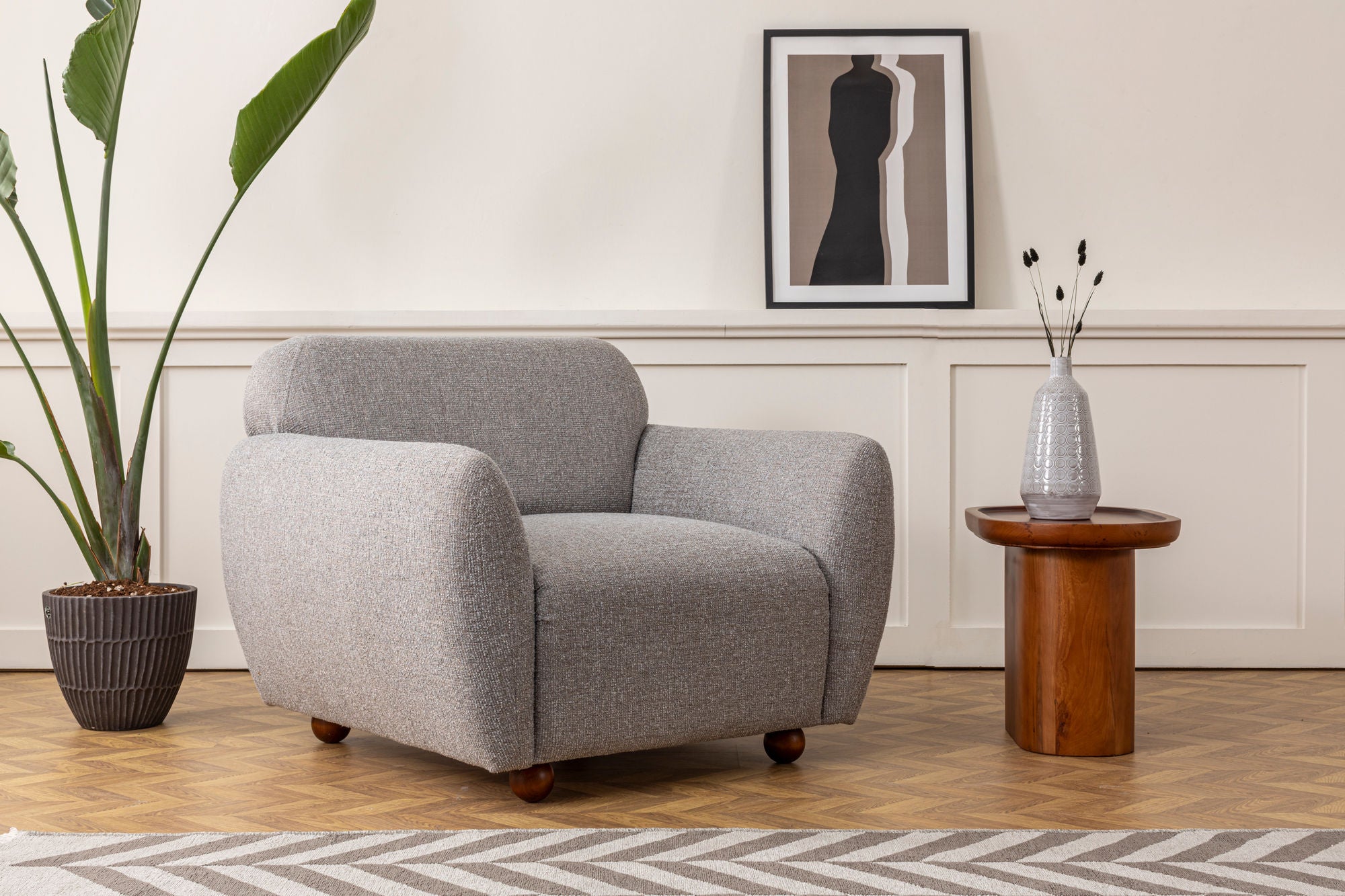 Poltrona Elegante, Cinza Claro, 90 x 86 x 86 cm | Estrutura em madeira de faia e aglomerado, 100% poliéster, pernas em nogueira | Perfeita para decoração escandinava e hoteleira