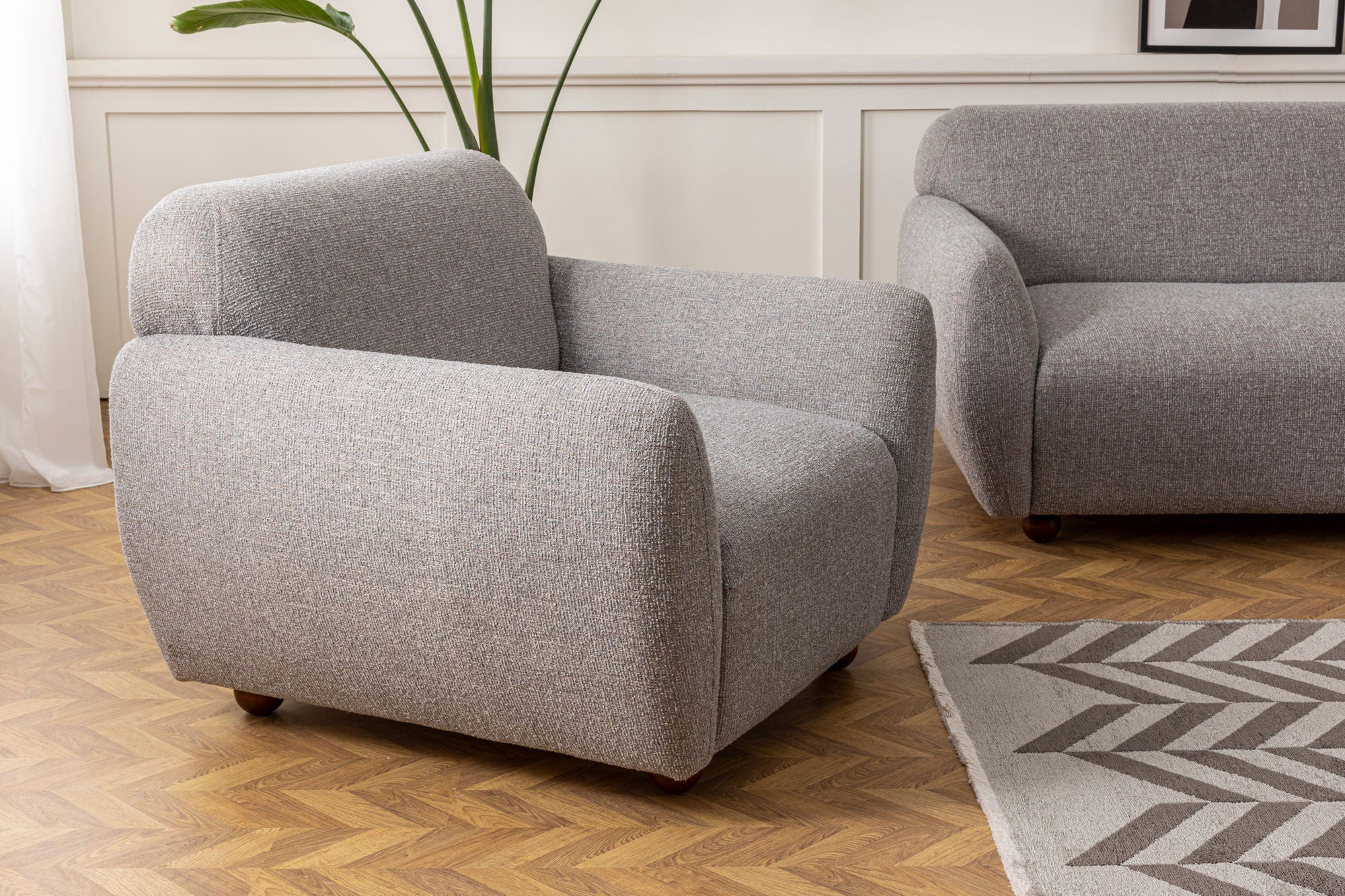 Poltrona Elegante, Cinza Claro, 90 x 86 x 86 cm | Estrutura em madeira de faia e aglomerado, 100% poliéster, pernas em nogueira | Perfeita para decoração escandinava e hoteleira