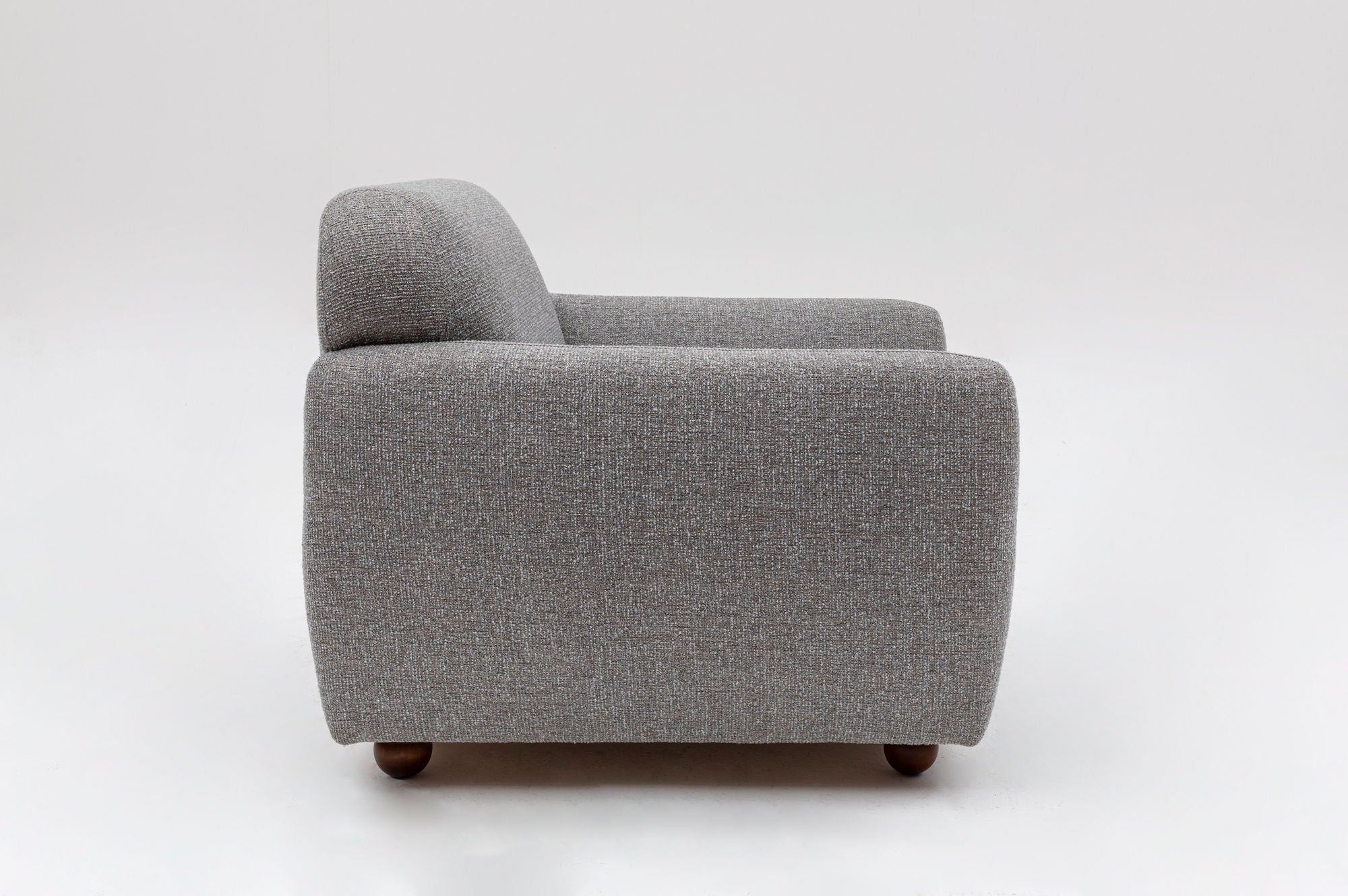 Poltrona Elegante, Cinza Claro, 90 x 86 x 86 cm | Estrutura em madeira de faia e aglomerado, 100% poliéster, pernas em nogueira | Perfeita para decoração escandinava e hoteleira