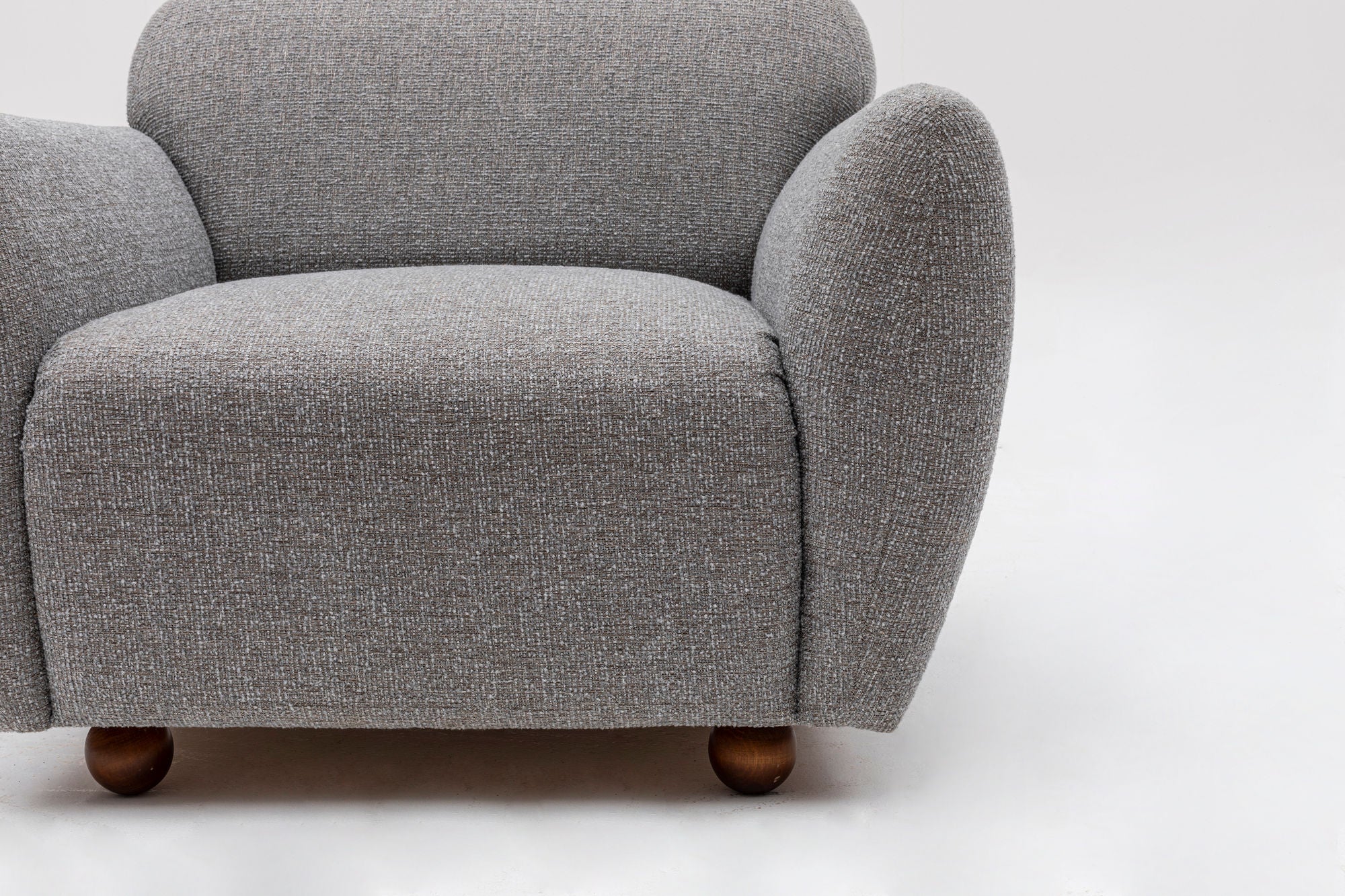 Poltrona Elegante, Cinza Claro, 90 x 86 x 86 cm | Estrutura em madeira de faia e aglomerado, 100% poliéster, pernas em nogueira | Perfeita para decoração escandinava e hoteleira