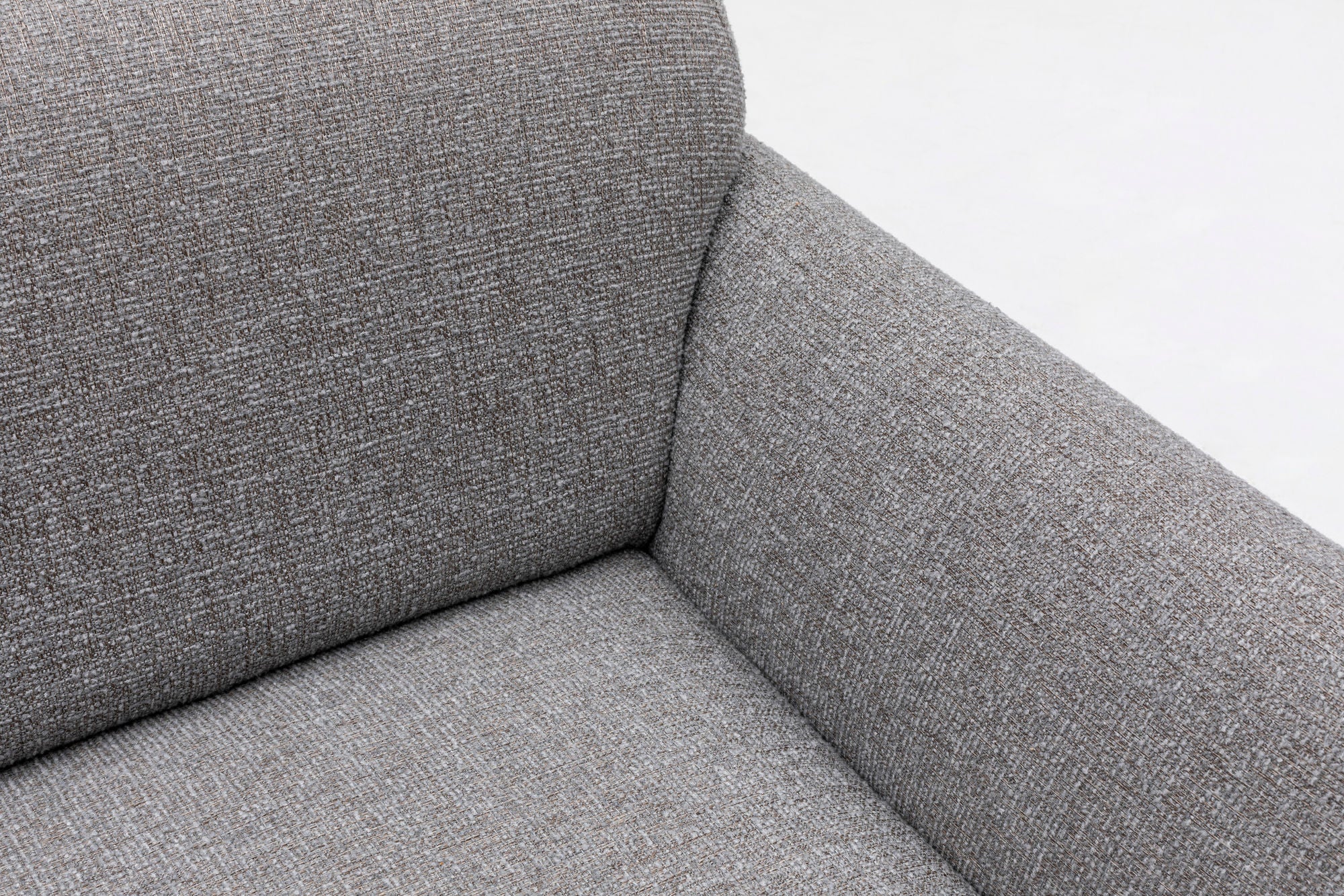 Poltrona Elegante, Cinza Claro, 90 x 86 x 86 cm | Estrutura em madeira de faia e aglomerado, 100% poliéster, pernas em nogueira | Perfeita para decoração escandinava e hoteleira