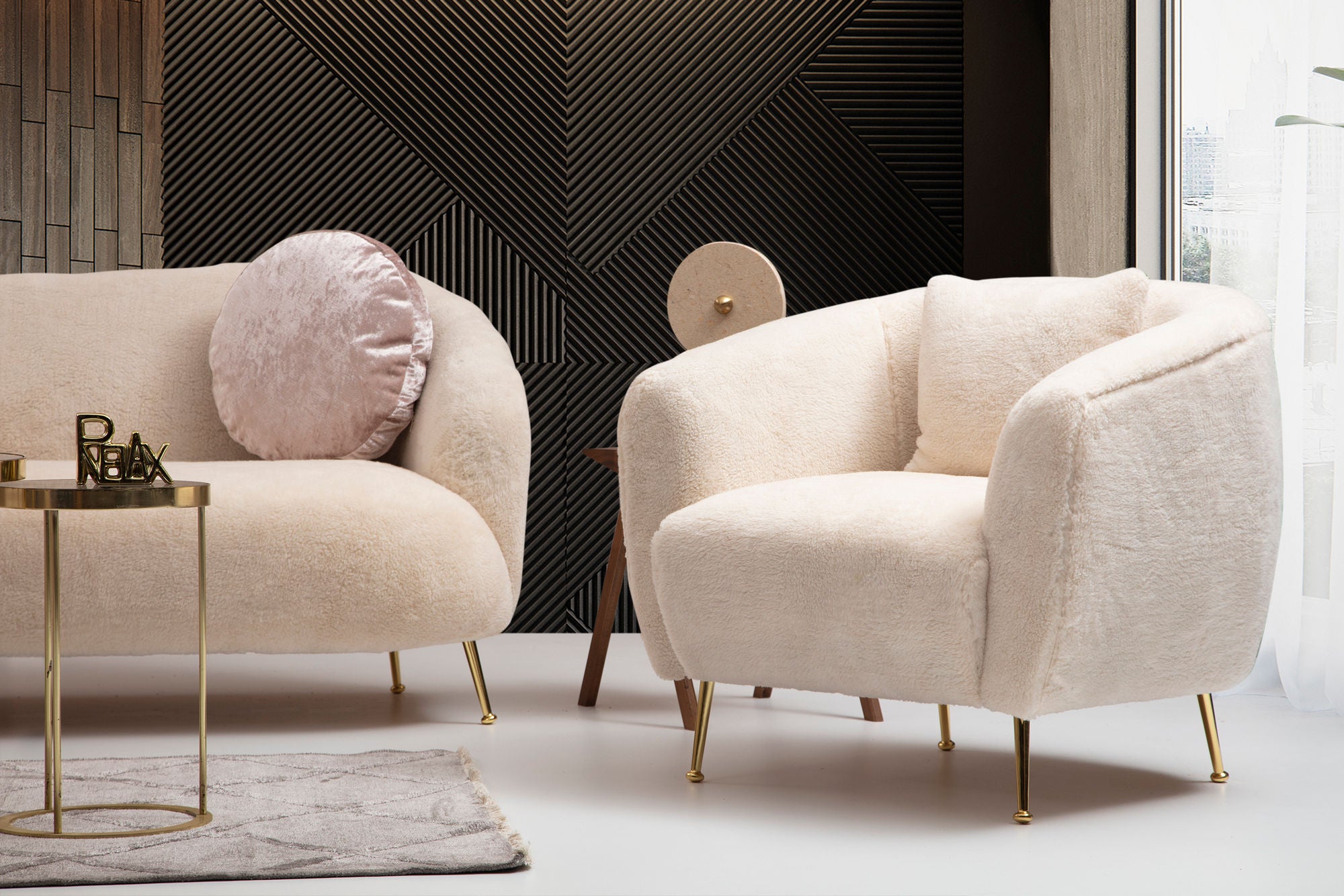 Poltrona Elegante, Bege, 85 x 85 x 80 cm | Estrutura em madeira de faia e aglomerado, 100% poliéster, pernas em metal dourado | Almofadas macias de espuma e penas, perfeitas para decoração glamorosa e escandinava