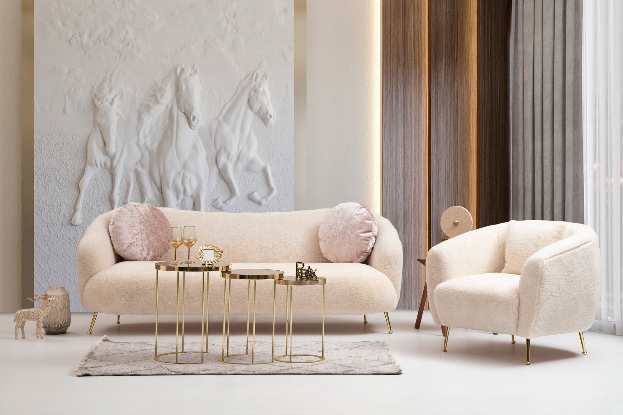 Poltrona Elegante, Bege, 85 x 85 x 80 cm | Estrutura em madeira de faia e aglomerado, 100% poliéster, pernas em metal dourado | Almofadas macias de espuma e penas, perfeitas para decoração glamorosa e escandinava