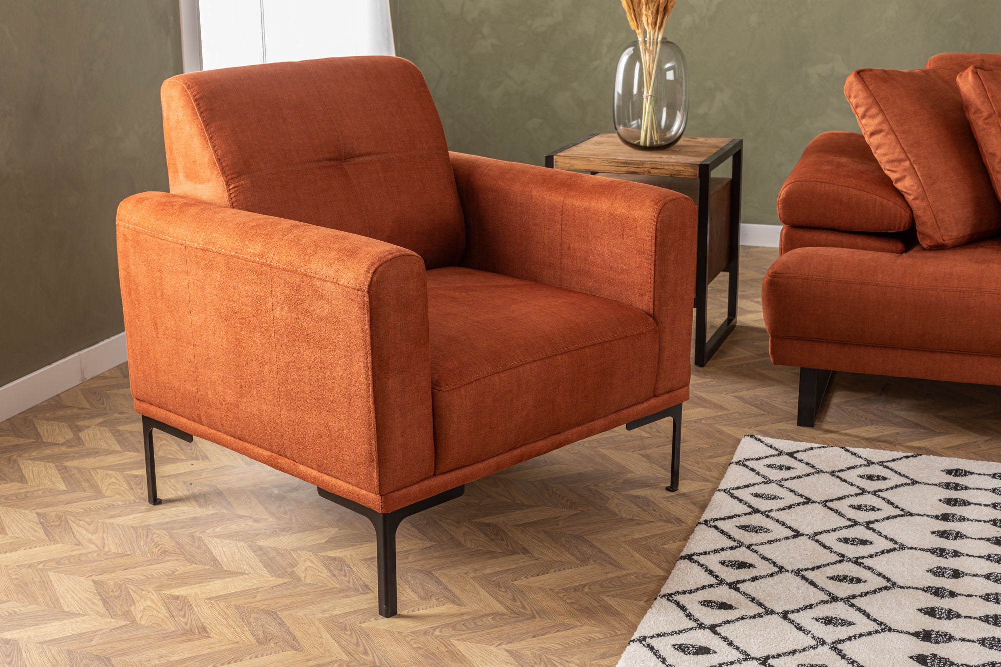 Poltrona Elegante, Laranja, 88x86x88 cm | Estrutura em madeira de faia e aglomerado, 100% poliéster, espuma macia e almofadas de penas | Design Industrial Moderno