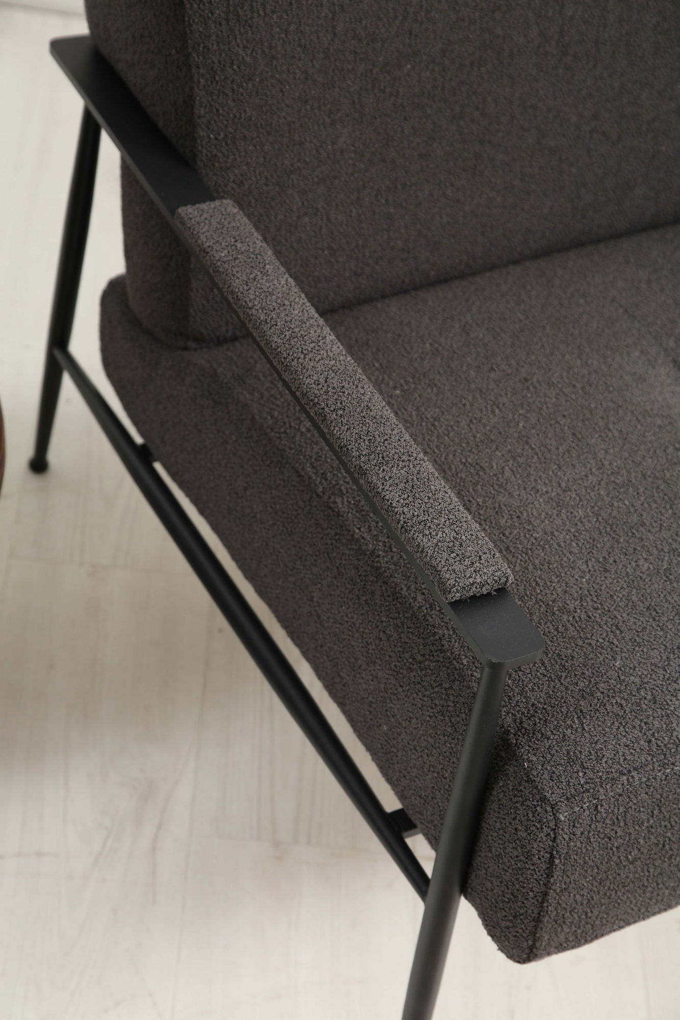 Poltrona de orelhas estilosa, tecido cinza, estrutura de madeira de faia e aglomerado, 75x80x90 cm | Almofadas de espuma macia e penas, pernas de metal preto fosco | Perfeita para decoração moderna de hotéis e indústrias