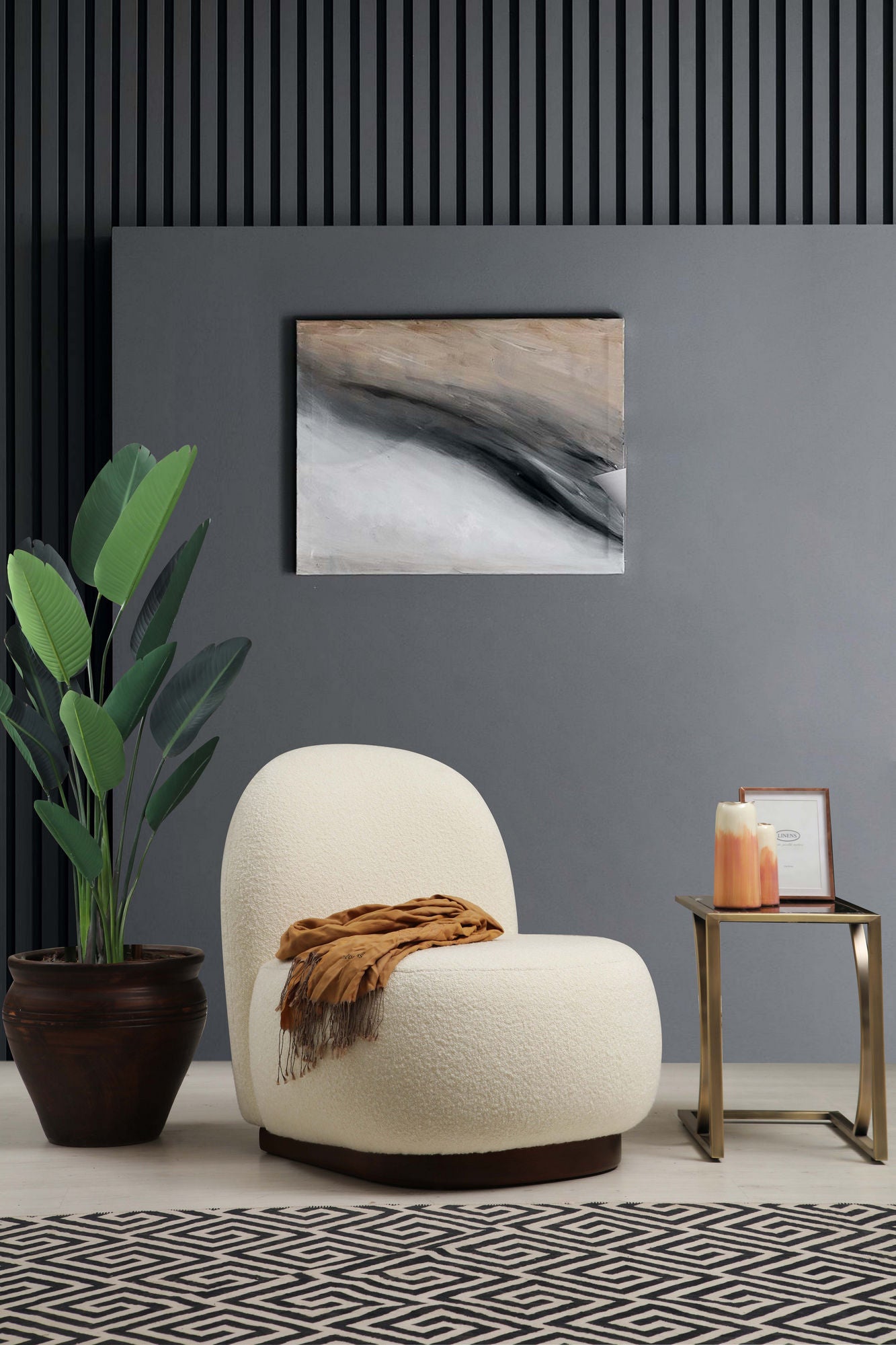 Poltrona Elegante, Bouclet Branco, 74 x 85 x 75 cm | Estrutura em madeira de faia e aglomerado, 100% poliéster, pernas em nogueira | Perfeita para decoração escandinava e hoteleira