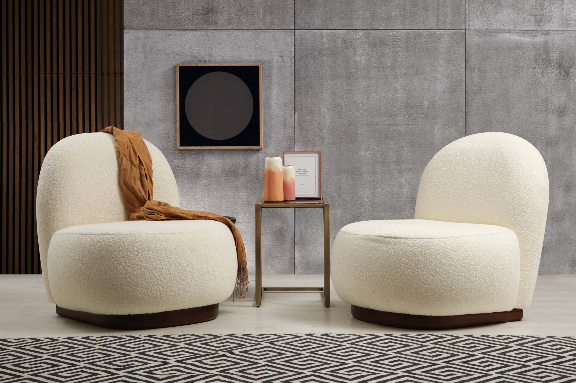 Poltrona Elegante, Bouclet Branco, 74 x 85 x 75 cm | Estrutura em madeira de faia e aglomerado, 100% poliéster, pernas em nogueira | Perfeita para decoração escandinava e hoteleira