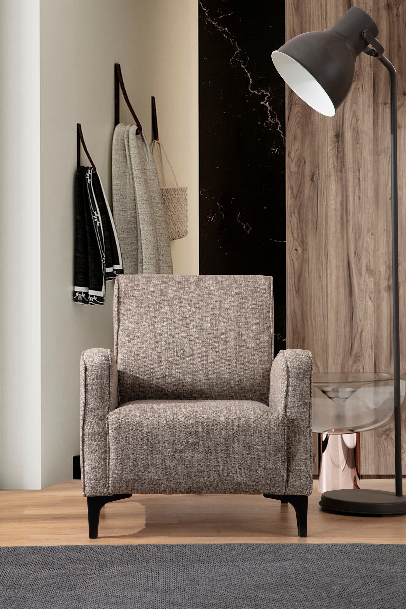 Poltrona elegante com estrutura em madeira de faia, fulvo e aglomerado, 78x87x78 cm | Almofadas 100% poliéster, espuma e penas, inclui 2 travesseiros | Design escandinavo moderno