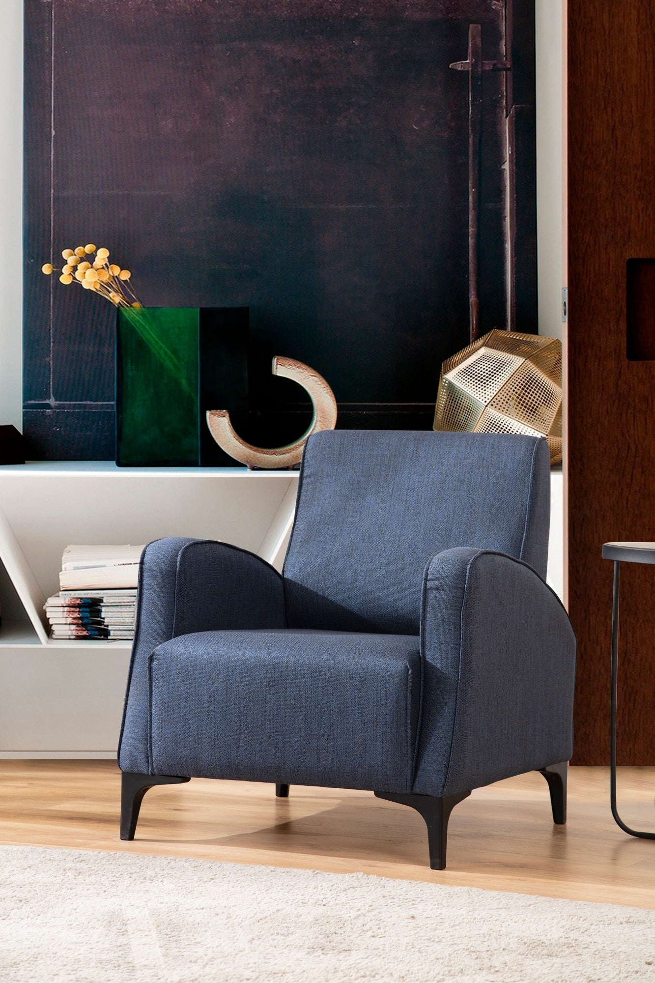 Poltrona Elegante Azul, Estrutura em Madeira de Faia e Aglomerado, 78x87x78 cm | 100% Poliéster, Almofadas Fixas, 2 Travesseiros Inclusos | Design Escandinavo Moderno