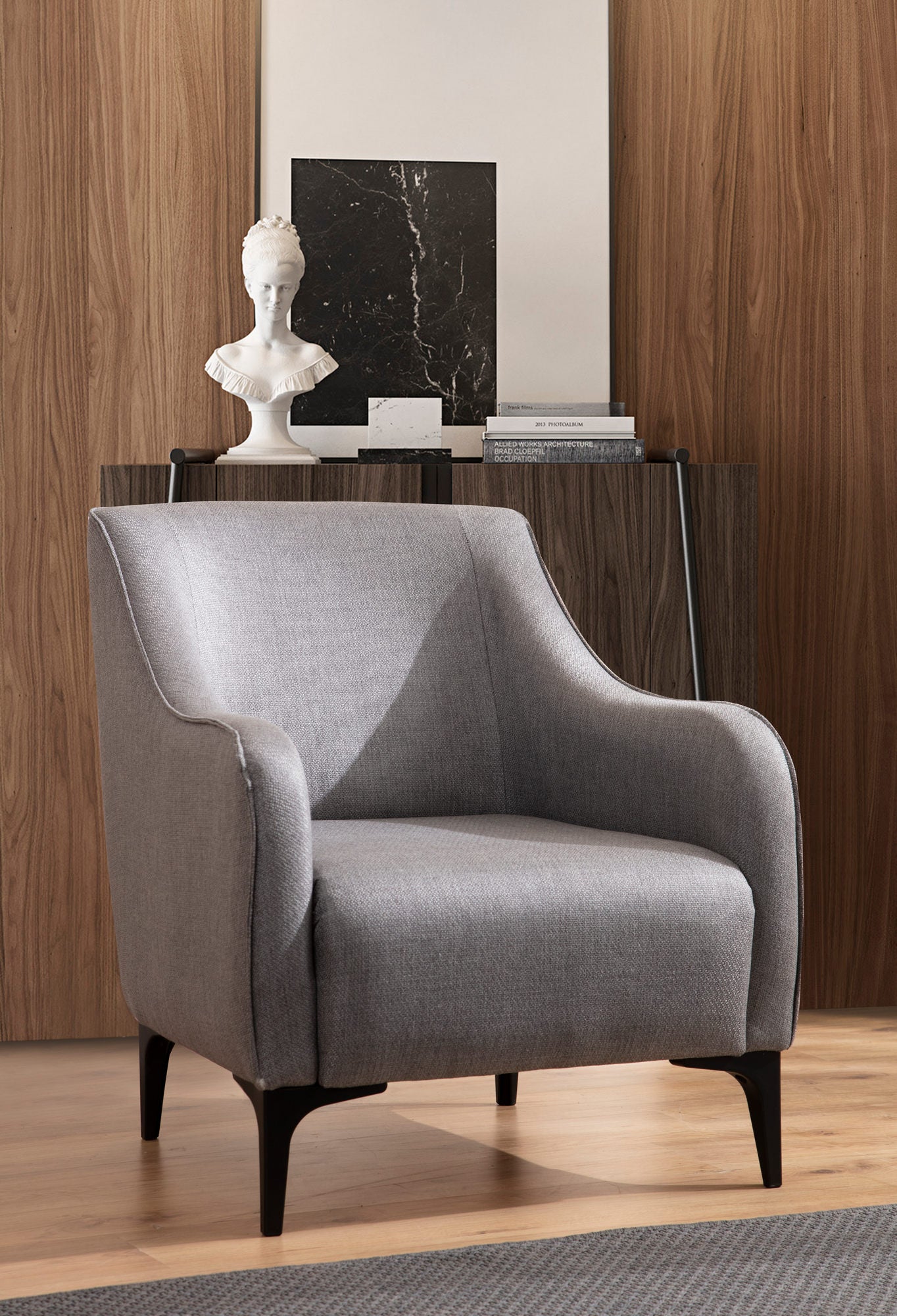 Poltrona Elegante, Tecido Cinza, Estrutura em Madeira de Faia, 94x87x77 cm | 100% Poliéster, Almofadas de Espuma e Penas, Inclui 2 Travesseiros | Design Industrial Moderno