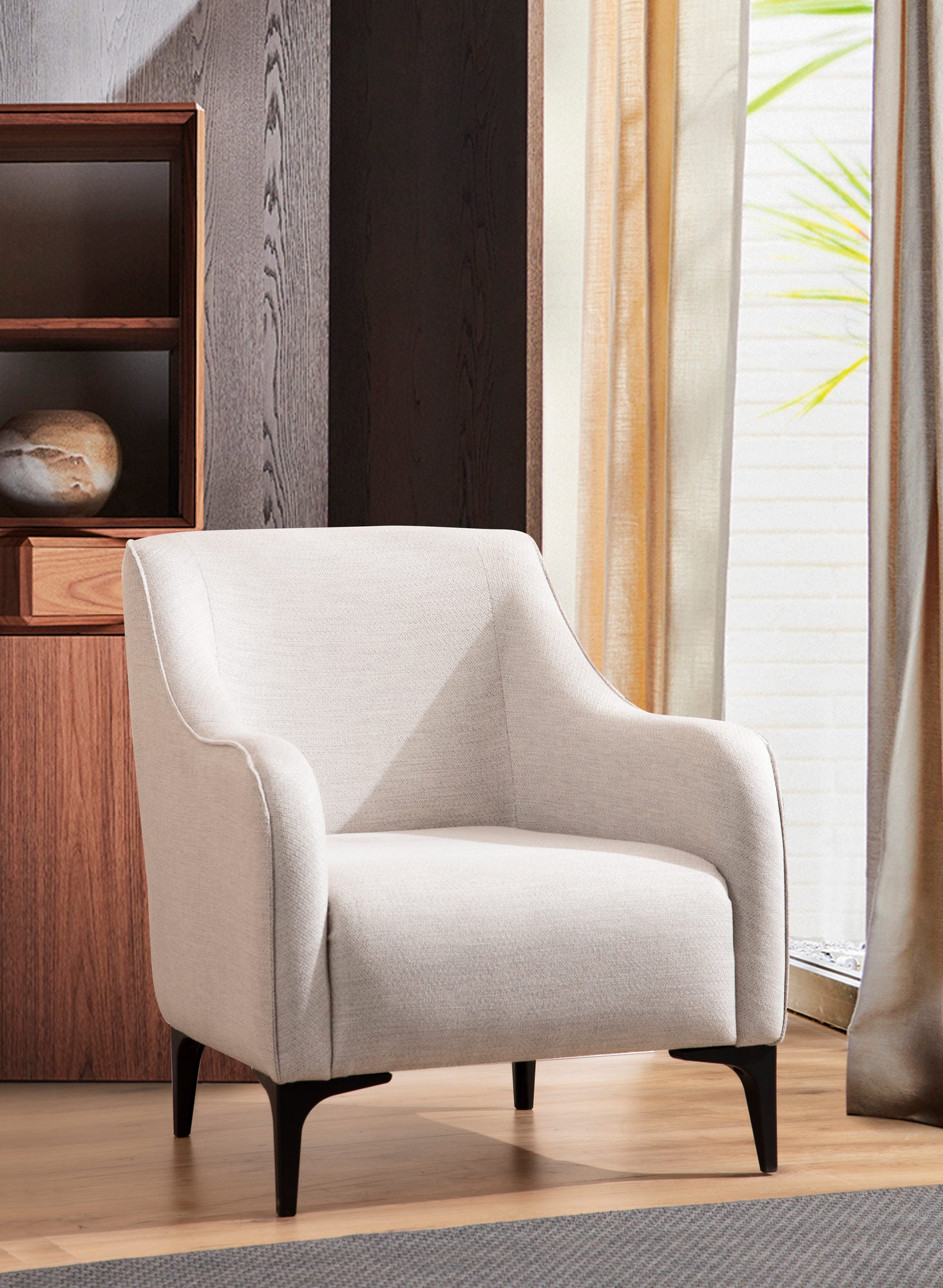 Poltrona Elegante, Branco-sujo, 94 x 87 x 77 cm | Estrutura em madeira de faia e aglomerado, 100% poliéster, inclui 2 almofadas | Perfeita para decoração moderna e escandinava