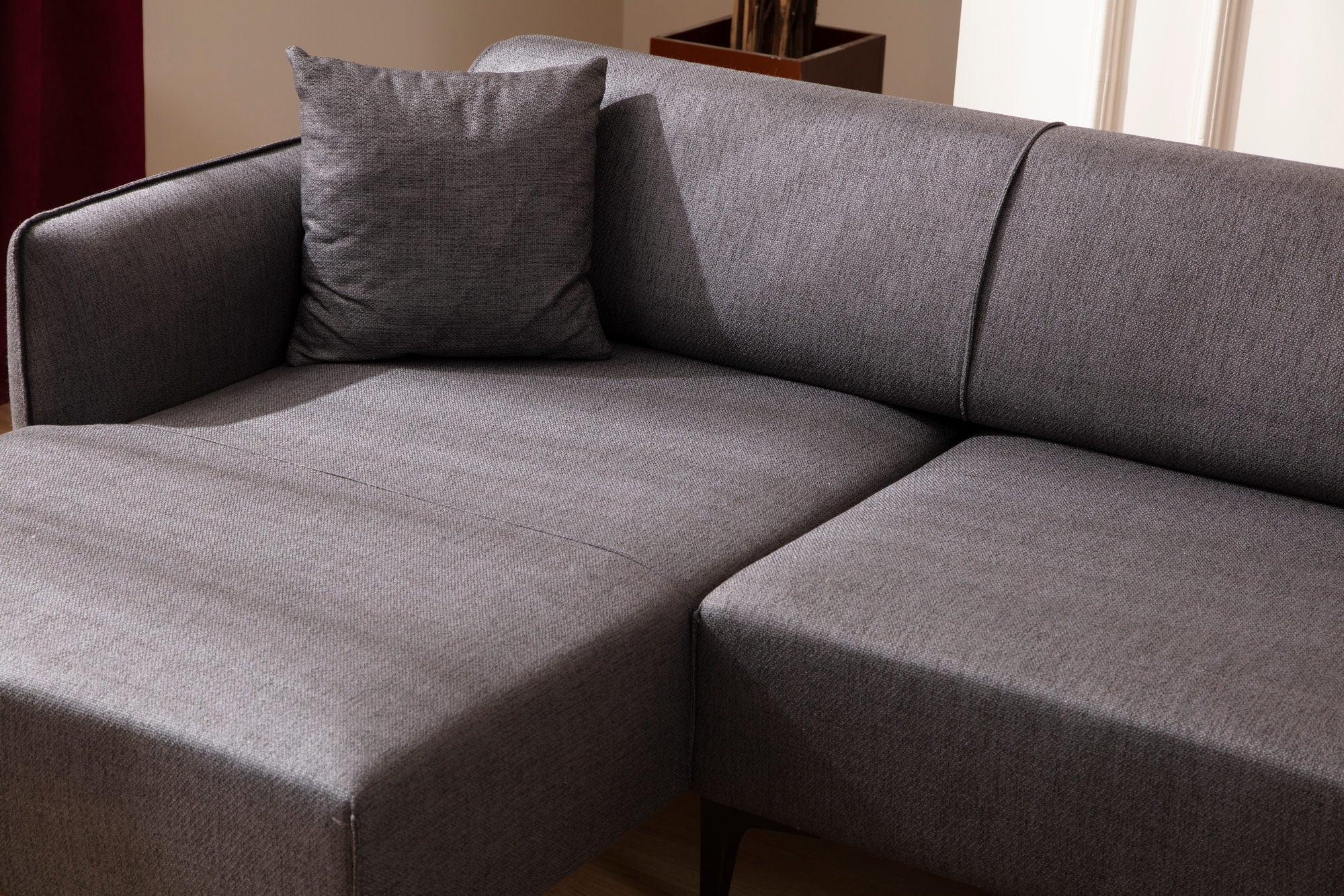 Sofá de canto elegante, cinza escuro, 140 x 270 cm | Estrutura em madeira de faia e aglomerado, 100% poliéster, encosto giratório, 2 almofadas incluídas | Design escandinavo moderno
