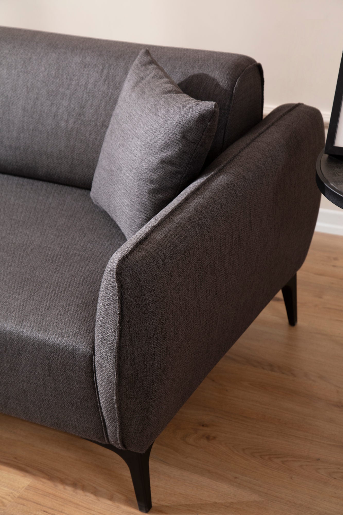 Sofá de canto elegante, cinza escuro, 140 x 270 cm | Estrutura em madeira de faia e aglomerado, 100% poliéster, encosto giratório, 2 almofadas incluídas | Design escandinavo moderno