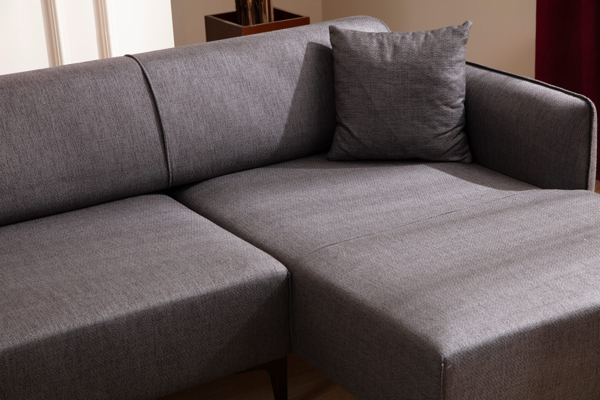 Sofá de canto elegante, cinza escuro, 270 x 140 cm | Estrutura em madeira de faia e aglomerado, 100% poliéster, encosto giratório, inclui 2 almofadas | Design escandinavo moderno