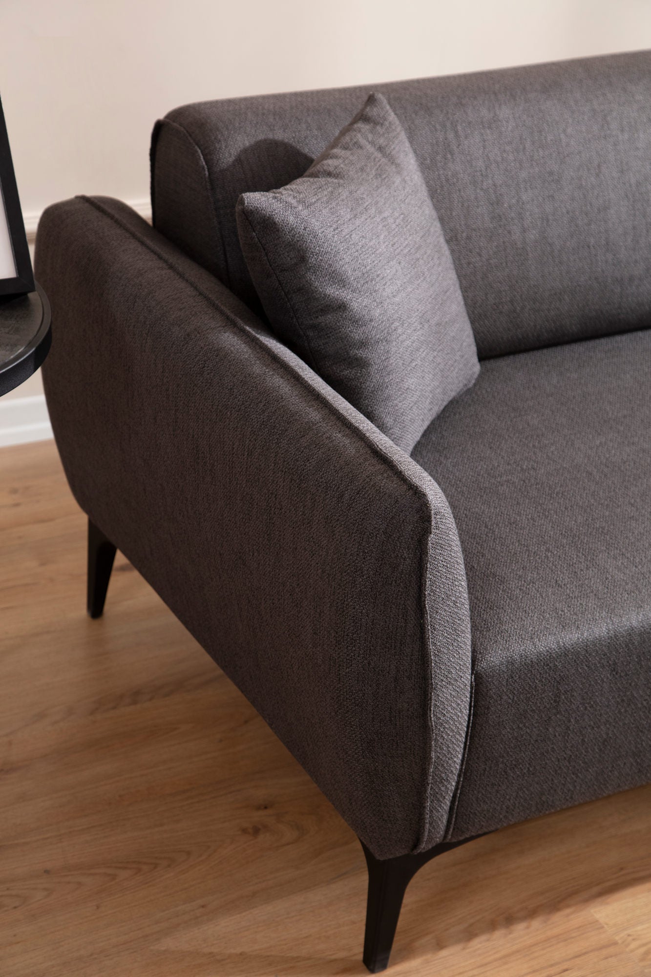 Sofá de canto elegante, cinza escuro, 270 x 140 cm | Estrutura em madeira de faia e aglomerado, 100% poliéster, encosto giratório, inclui 2 almofadas | Design escandinavo moderno