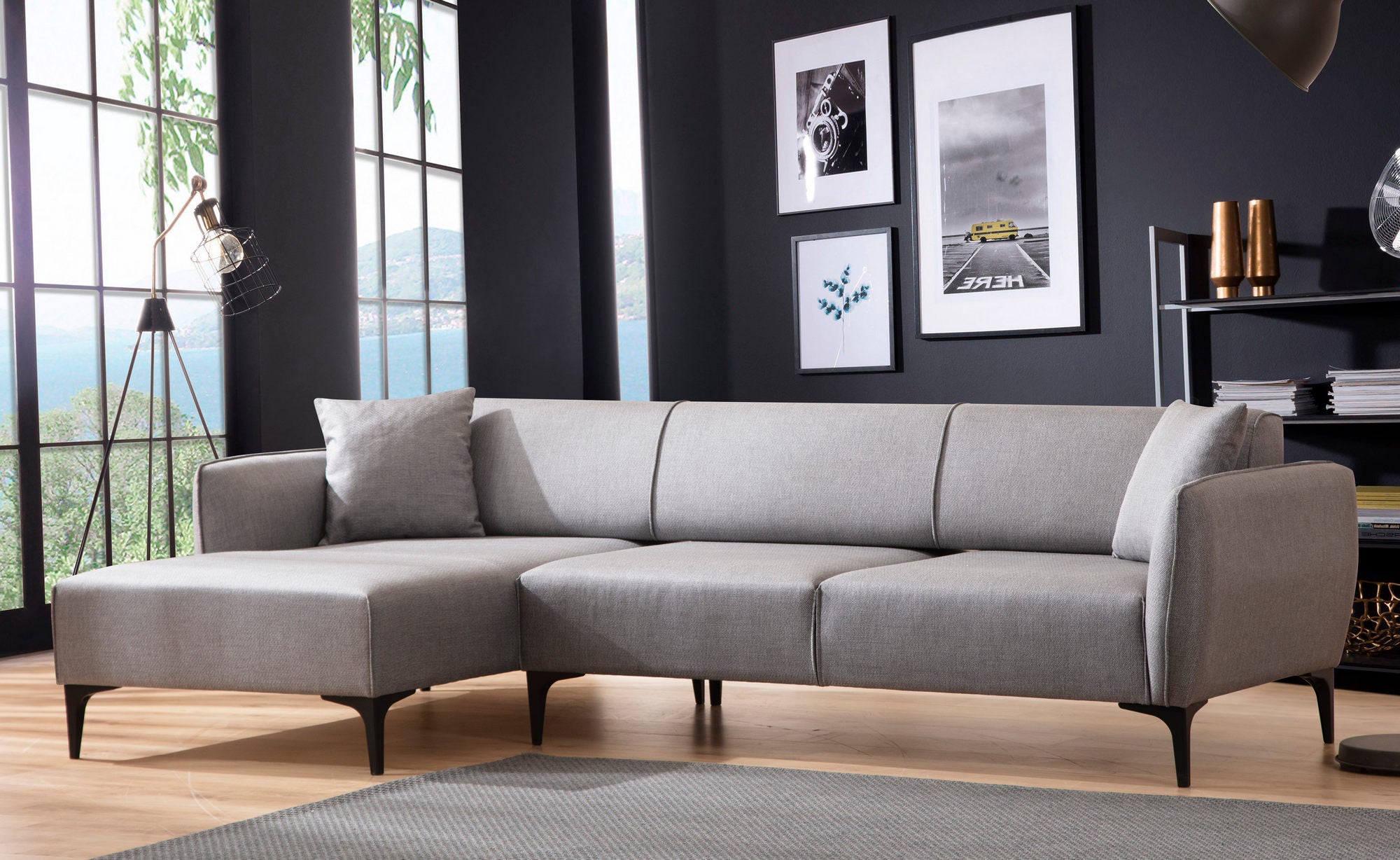 Sofá de canto elegante, cinza, 140 x 270 cm | Estrutura em madeira de faia e aglomerado, tecido 100% poliéster | Encosto giratório, 2 almofadas incluídas, design escandinavo moderno