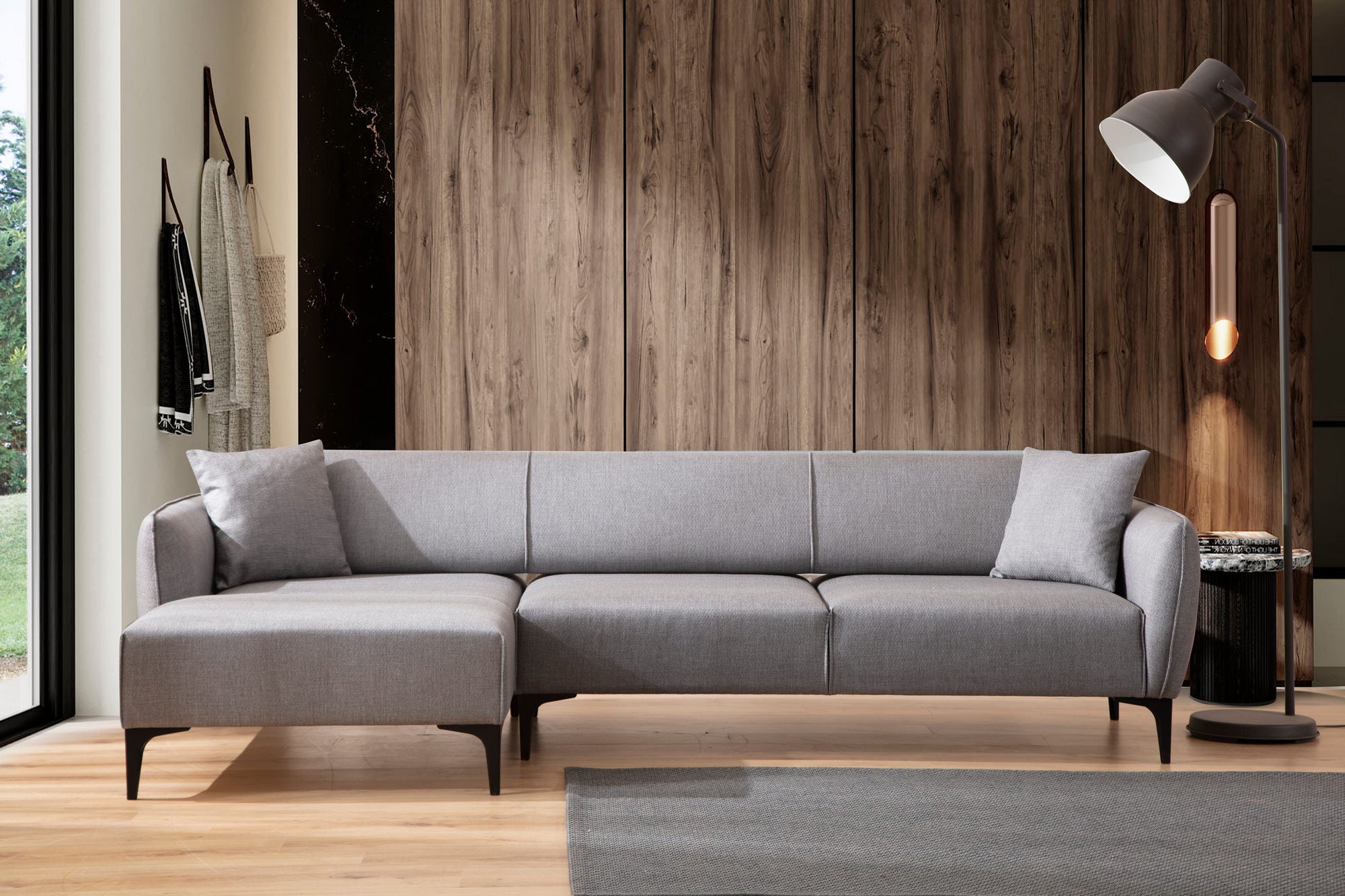 Sofá de canto elegante, cinza, 140 x 270 cm | Estrutura em madeira de faia e aglomerado, tecido 100% poliéster | Encosto giratório, 2 almofadas incluídas, design escandinavo moderno