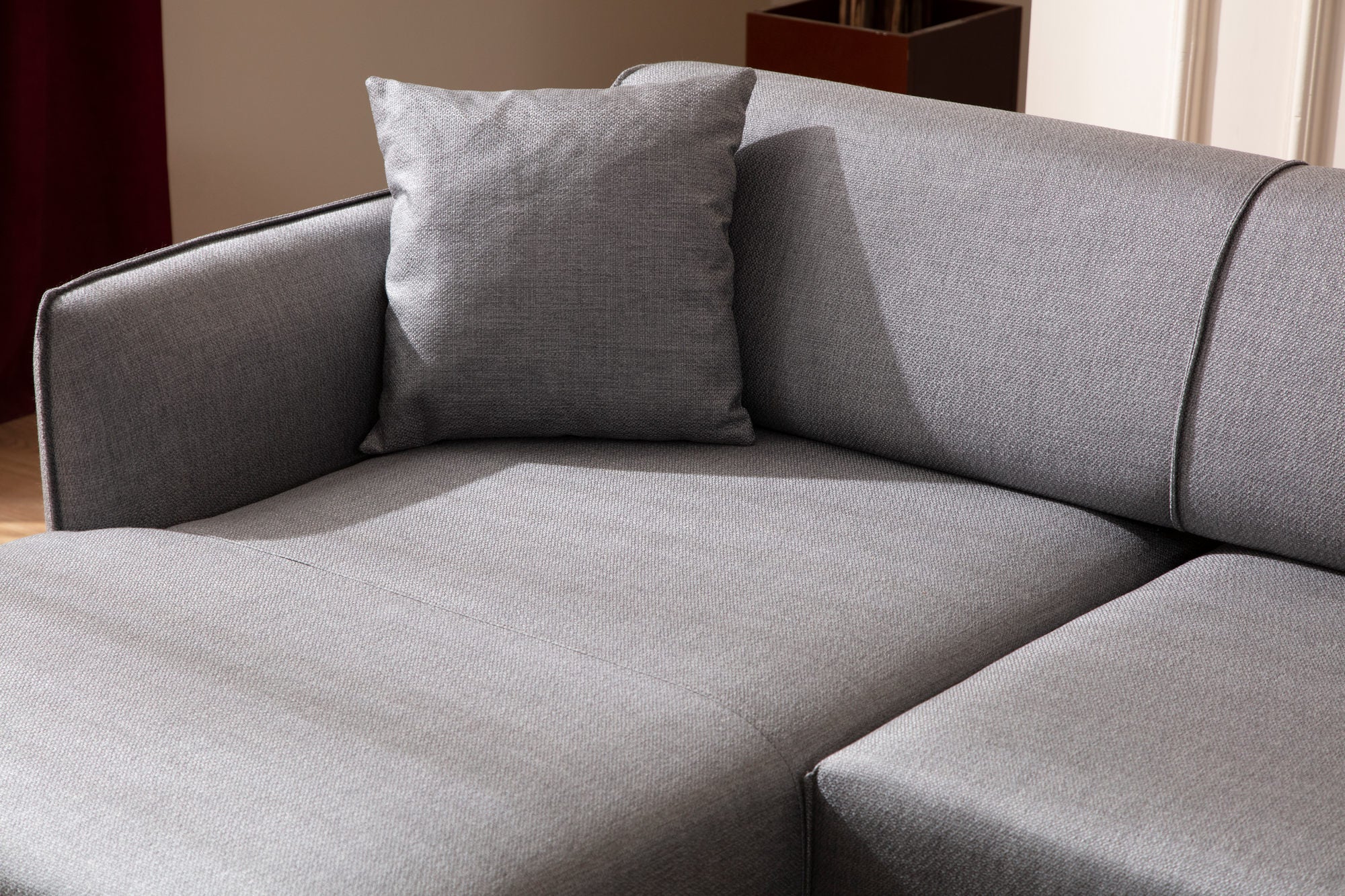 Sofá de canto elegante, cinza, 140 x 270 cm | Estrutura em madeira de faia e aglomerado, tecido 100% poliéster | Encosto giratório, 2 almofadas incluídas, design escandinavo moderno