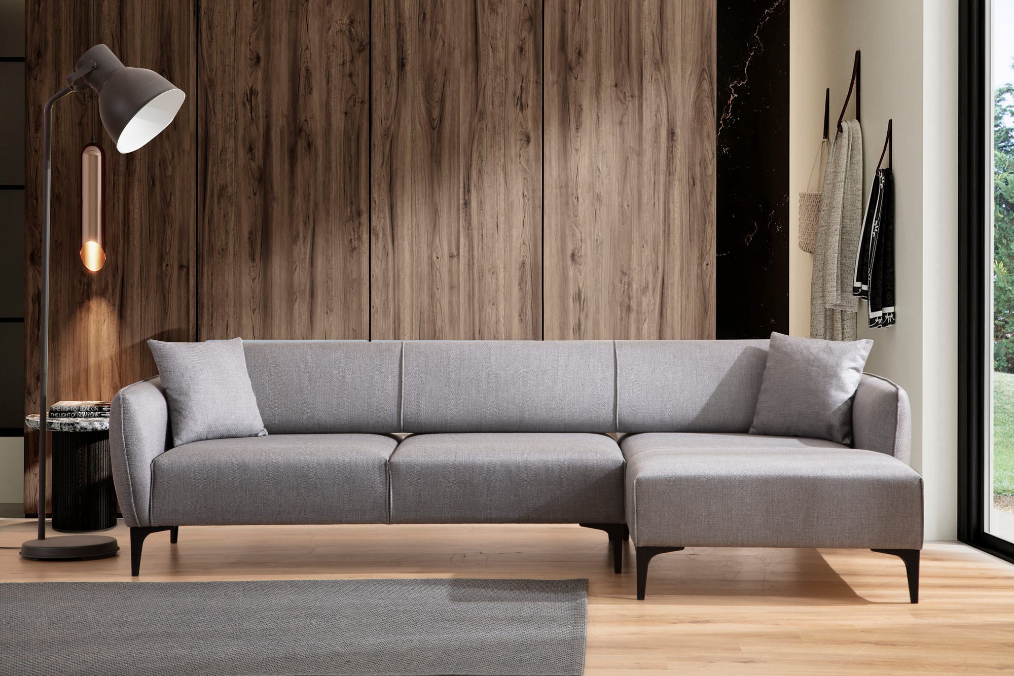 Sofá de canto elegante, cinza, 270 x 140 cm | Estrutura em madeira de faia e aglomerado, tecido 100% poliéster | Encosto giratório, 2 almofadas incluídas, design escandinavo moderno