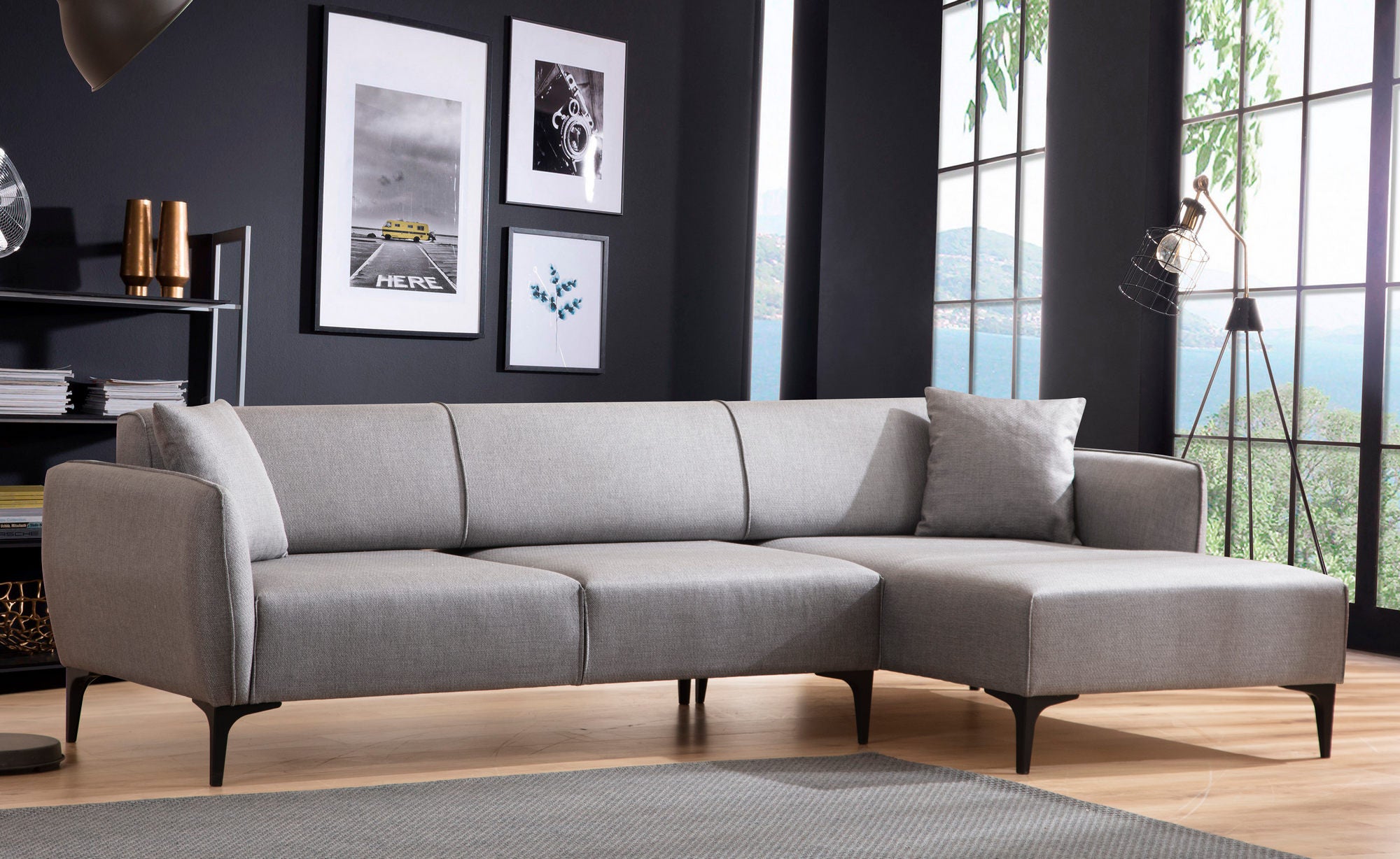 Sofá de canto elegante, cinza, 270 x 140 cm | Estrutura em madeira de faia e aglomerado, tecido 100% poliéster | Encosto giratório, 2 almofadas incluídas, design escandinavo moderno