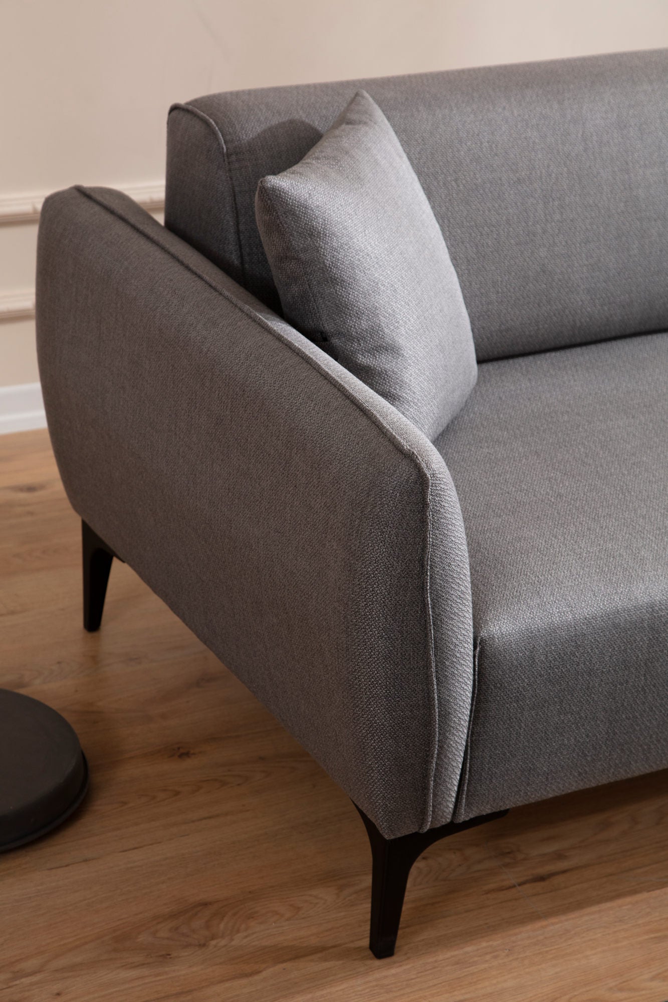 Sofá de canto elegante, cinza, 270 x 140 cm | Estrutura em madeira de faia e aglomerado, tecido 100% poliéster | Encosto giratório, 2 almofadas incluídas, design escandinavo moderno