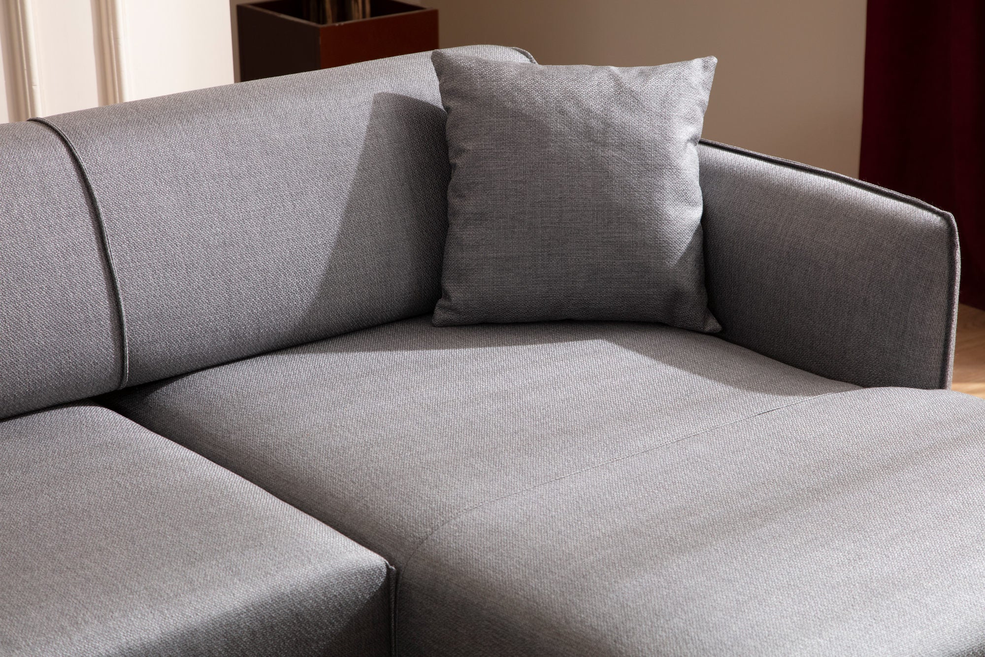 Sofá de canto elegante, cinza, 270 x 140 cm | Estrutura em madeira de faia e aglomerado, tecido 100% poliéster | Encosto giratório, 2 almofadas incluídas, design escandinavo moderno