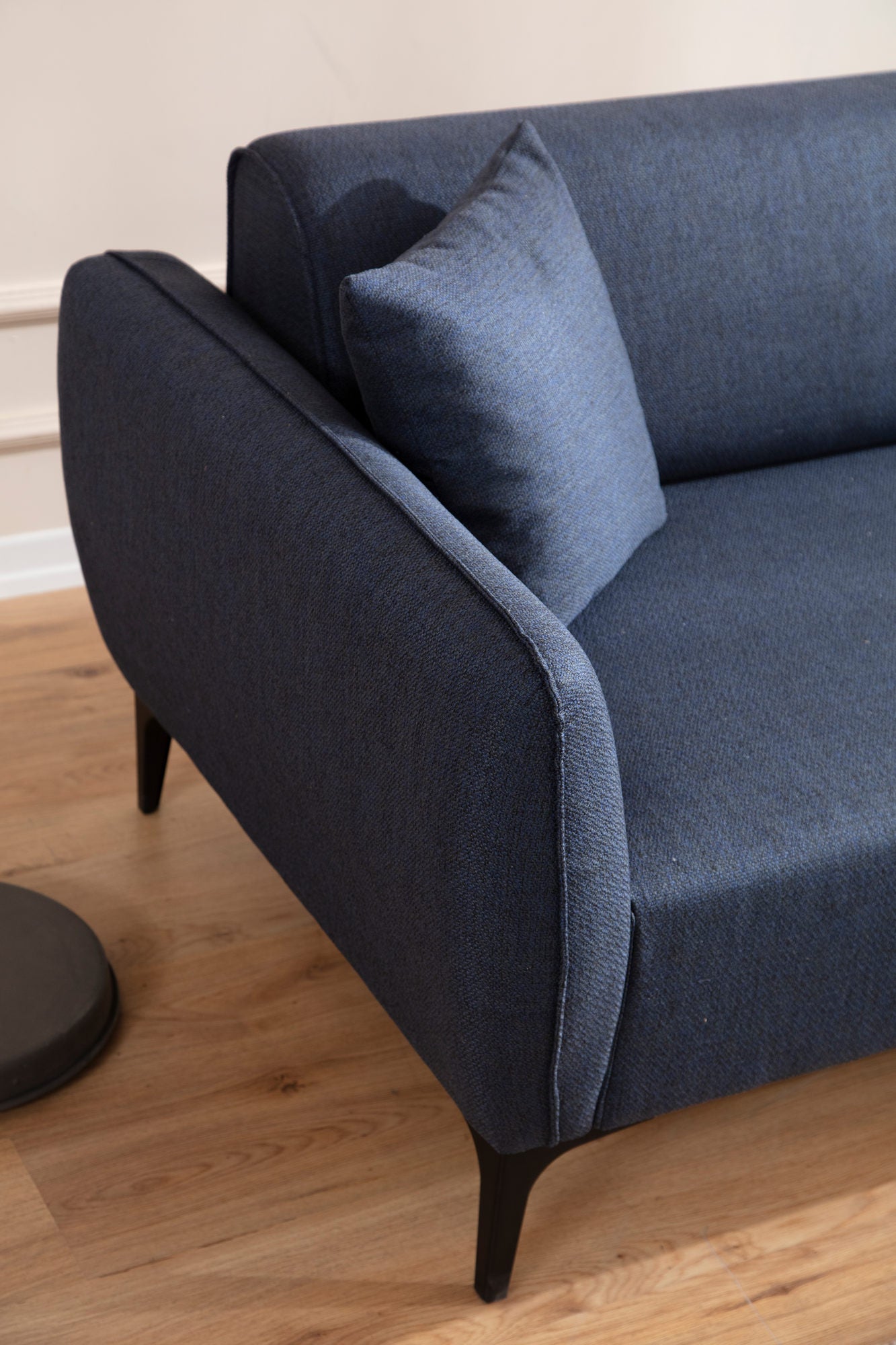 Sofá de canto elegante em azul, estrutura de madeira de faia e aglomerado, 270 x 140 cm | 100% poliéster, encosto giratório, inclui 2 almofadas | Design escandinavo moderno