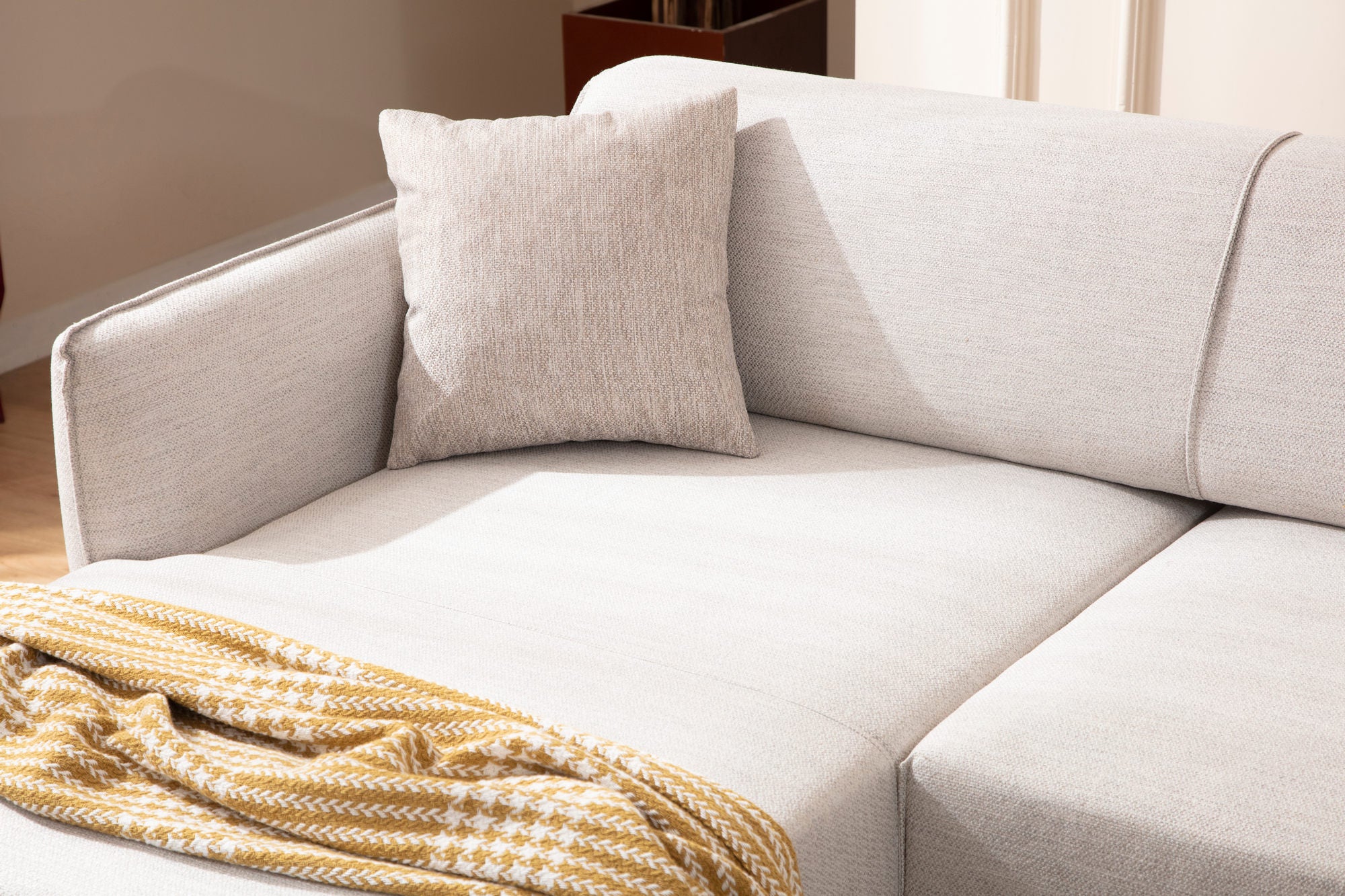 Sofá de canto elegante, branco-sujo, 140 x 270 cm | Estrutura em madeira de faia e aglomerado, 100% poliéster, encosto giratório, inclui 2 almofadas | Design escandinavo moderno