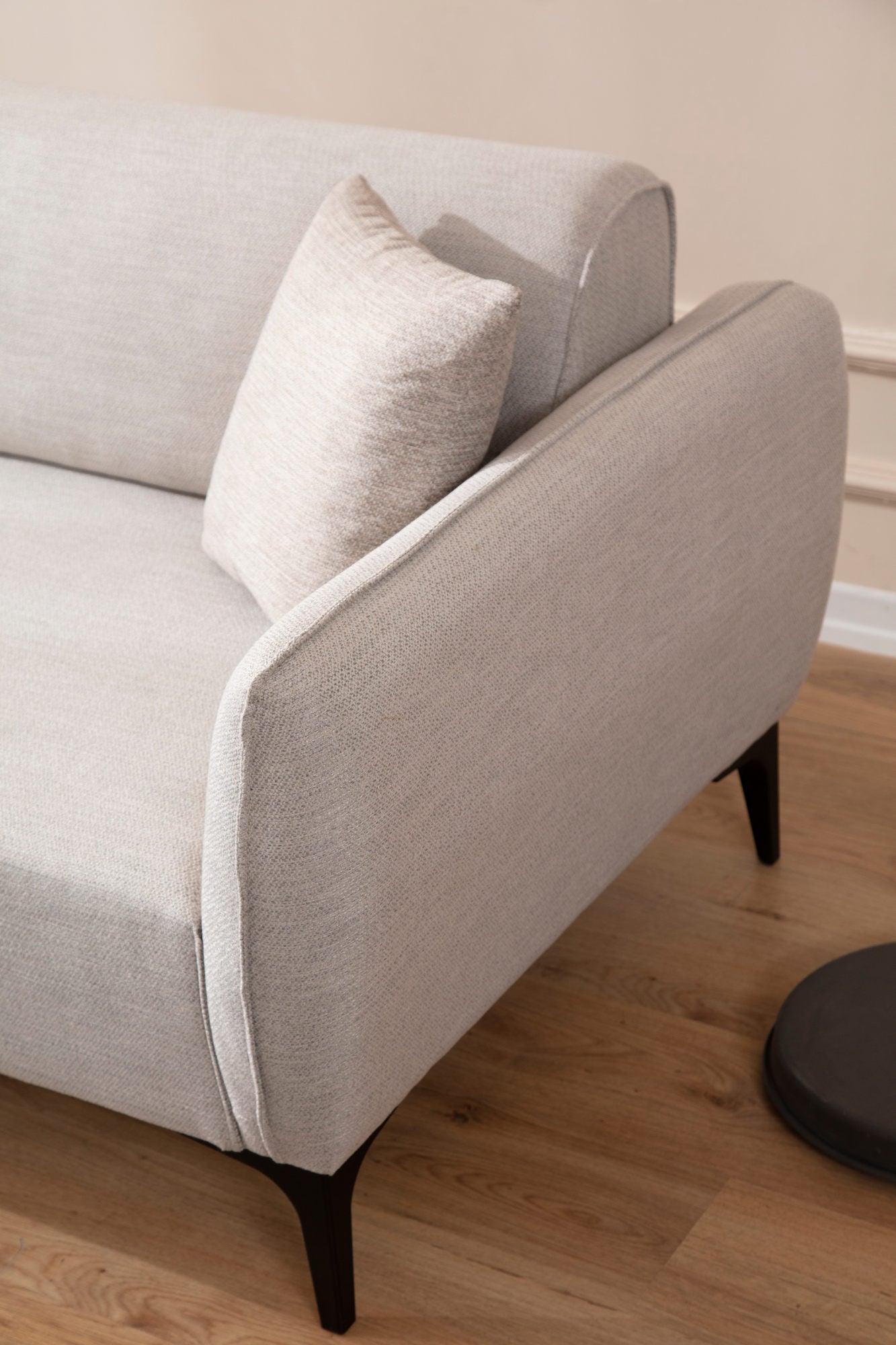 Sofá de canto elegante, branco-sujo, 140 x 270 cm | Estrutura em madeira de faia e aglomerado, 100% poliéster, encosto giratório, inclui 2 almofadas | Design escandinavo moderno