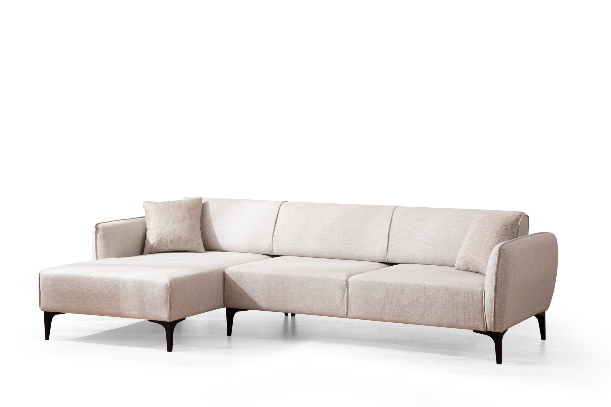 Sofá de canto elegante, branco-sujo, 140 x 270 cm | Estrutura em madeira de faia e aglomerado, 100% poliéster, encosto giratório, inclui 2 almofadas | Design escandinavo moderno
