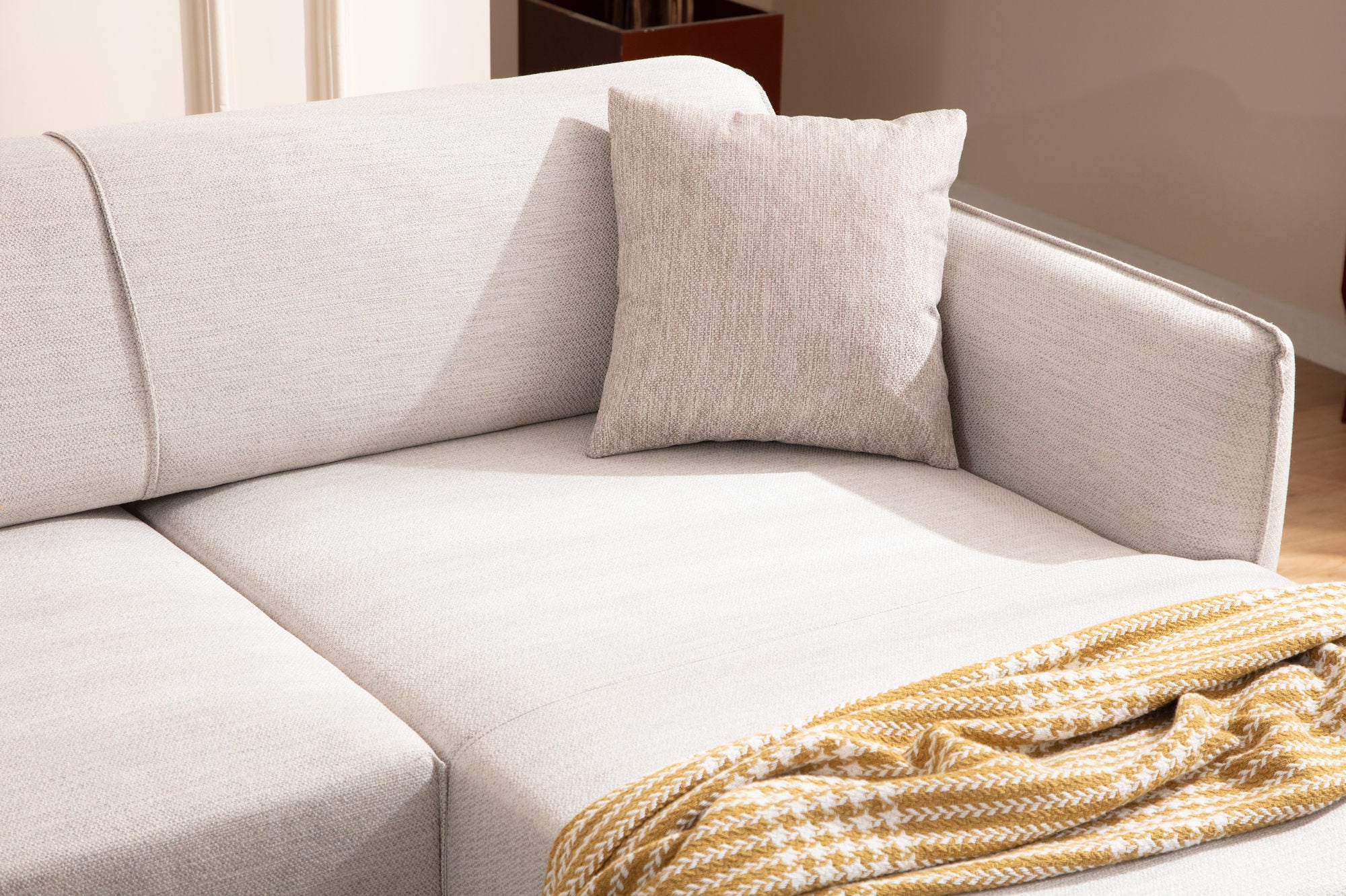 Sofá de canto elegante, branco-sujo, 270 x 140 cm | Estrutura em madeira de faia e aglomerado, 100% poliéster, encosto giratório, inclui 2 almofadas | Design escandinavo moderno