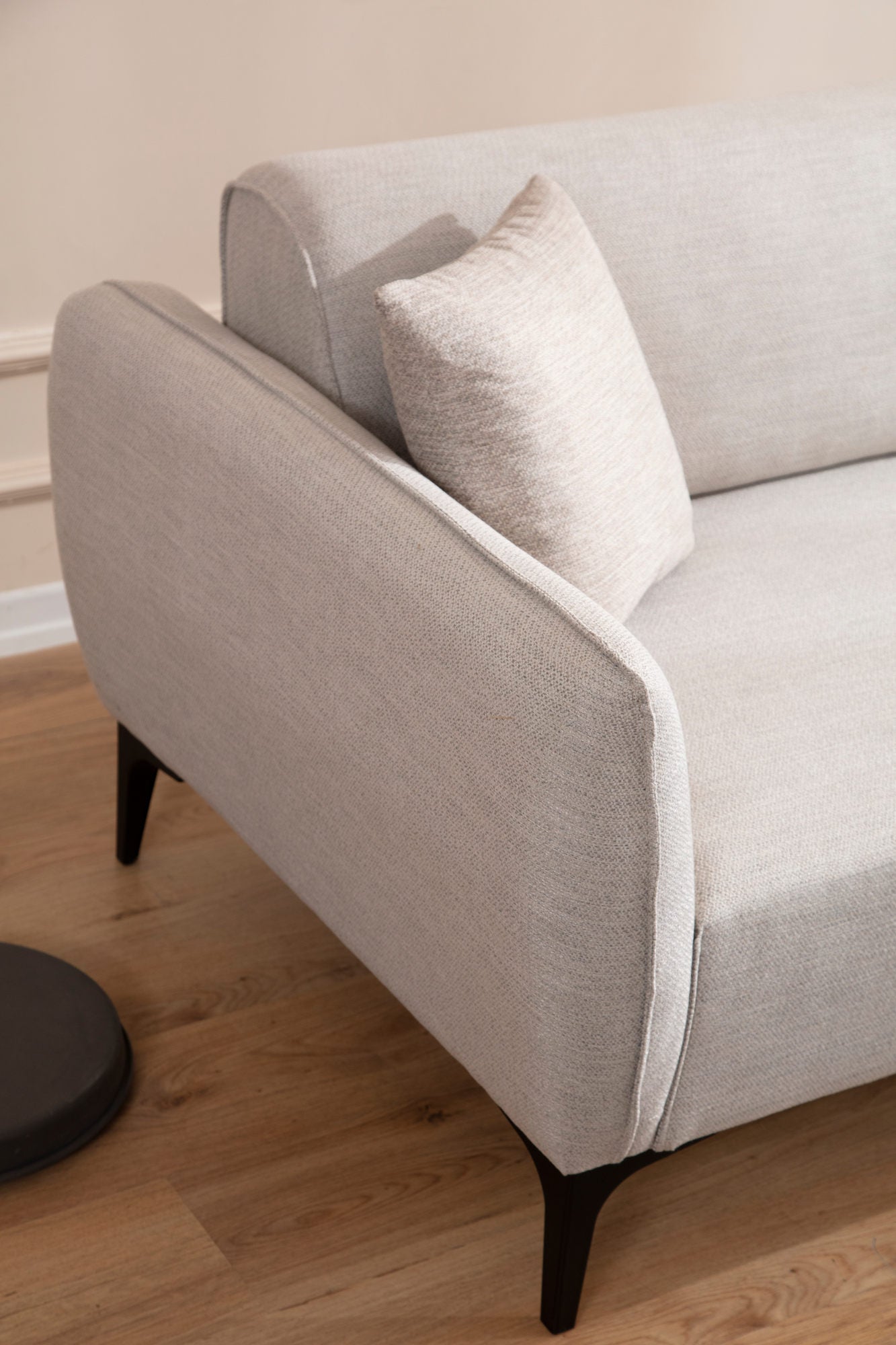 Sofá de canto elegante, branco-sujo, 270 x 140 cm | Estrutura em madeira de faia e aglomerado, 100% poliéster, encosto giratório, inclui 2 almofadas | Design escandinavo moderno