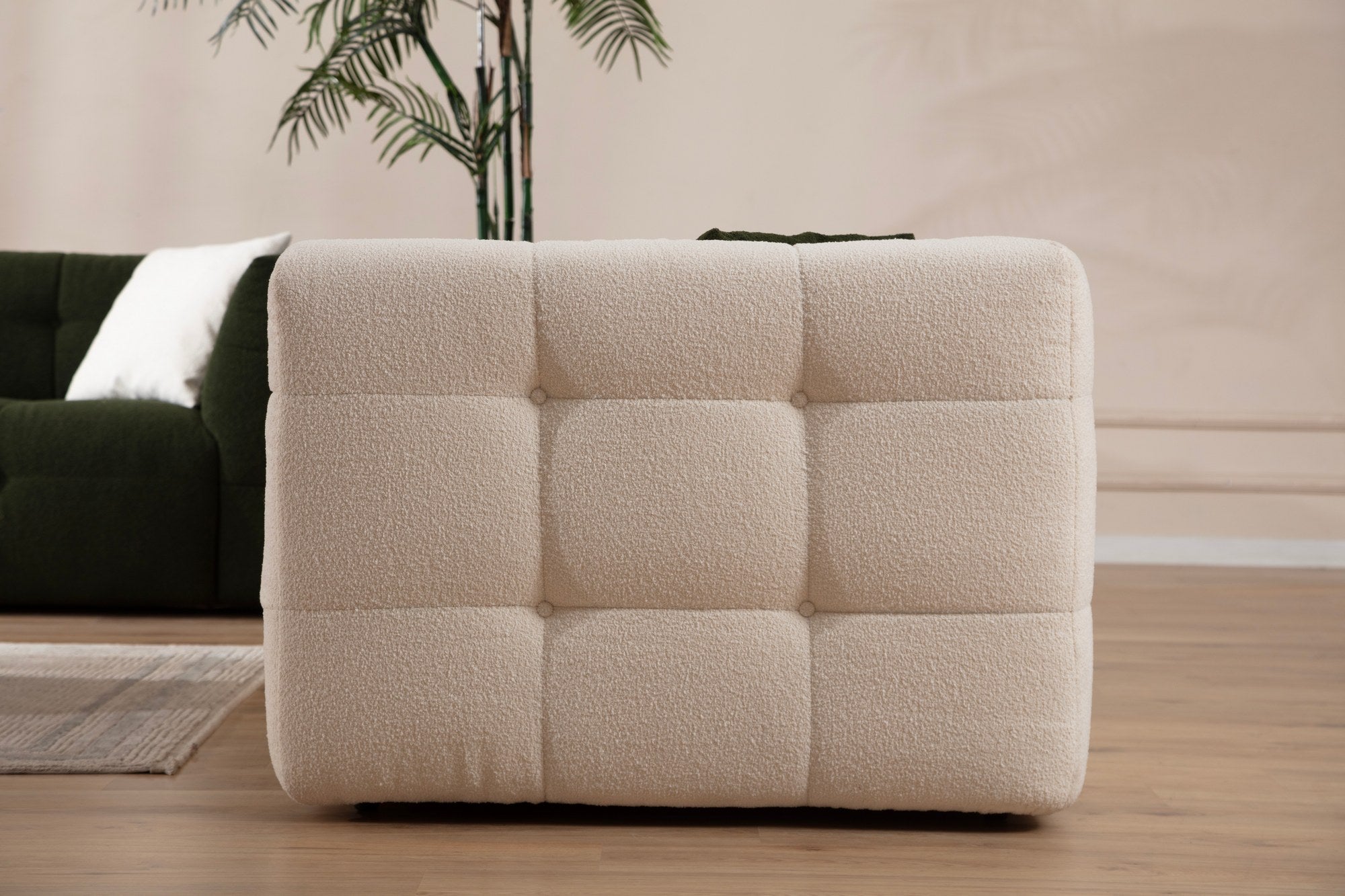 Sofá elegante de 3 lugares, bege, 235 x 100 x 72 cm | Estrutura em madeira de faia e aglomerado, 100% poliéster, espuma 28 DNS | Almofadas fixas, design elegante e confortável