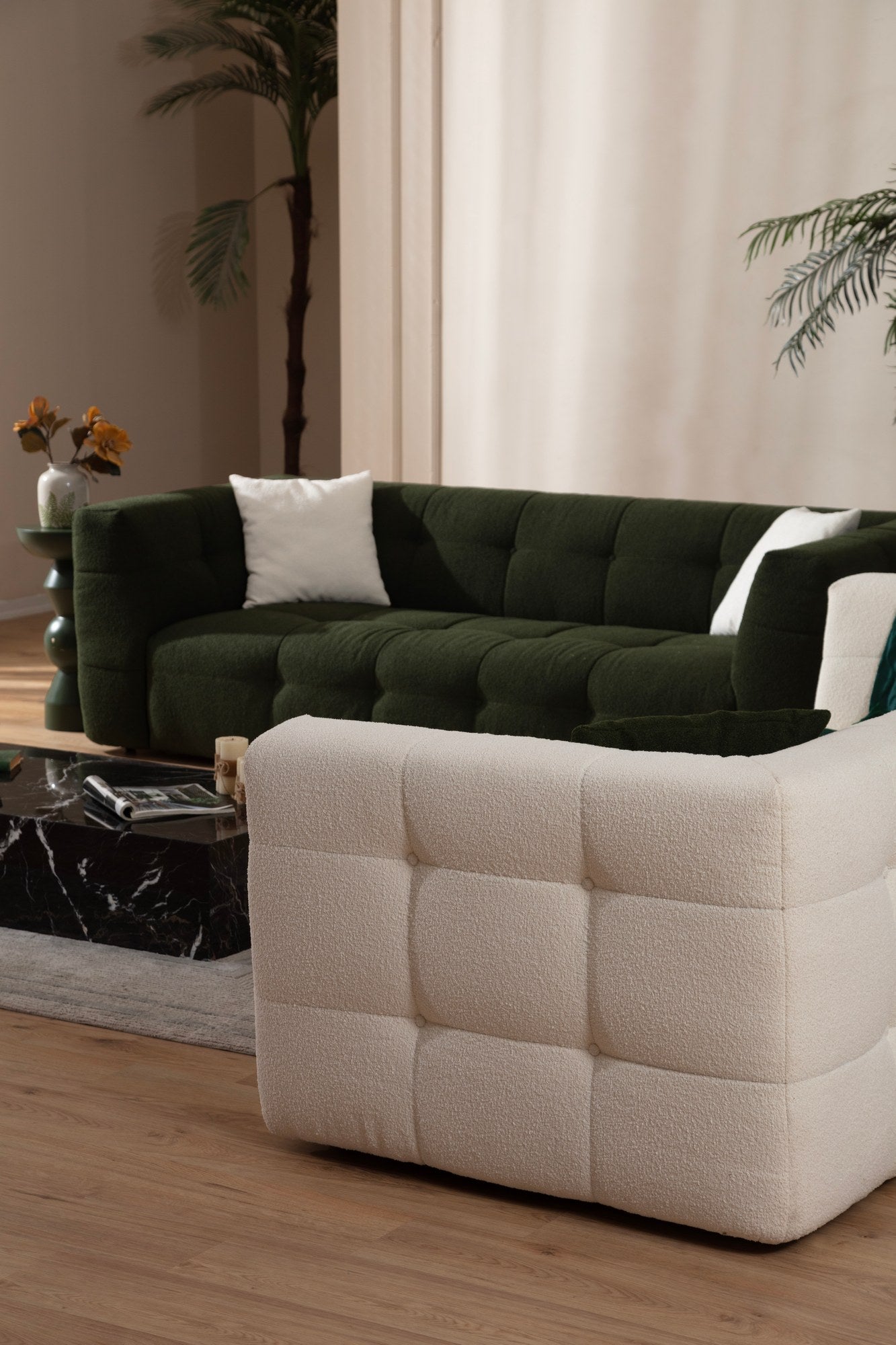 Sofá elegante de 3 lugares, bege, 235 x 100 x 72 cm | Estrutura em madeira de faia e aglomerado, 100% poliéster, espuma 28 DNS | Almofadas fixas, design elegante e confortável