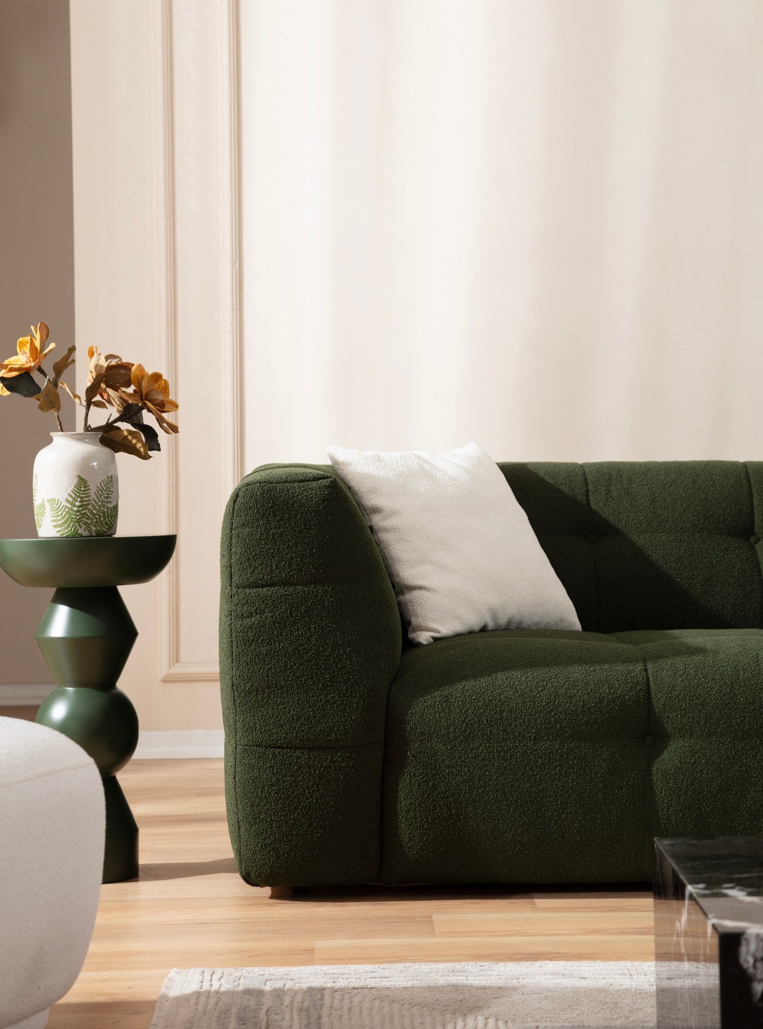 Sofá elegante de 3 lugares, verde, 235 x 100 x 72 cm | Estrutura em madeira de faia e aglomerado, 100% poliéster, espuma 28 DNS | Almofadas fixas, tecido lavável a seco