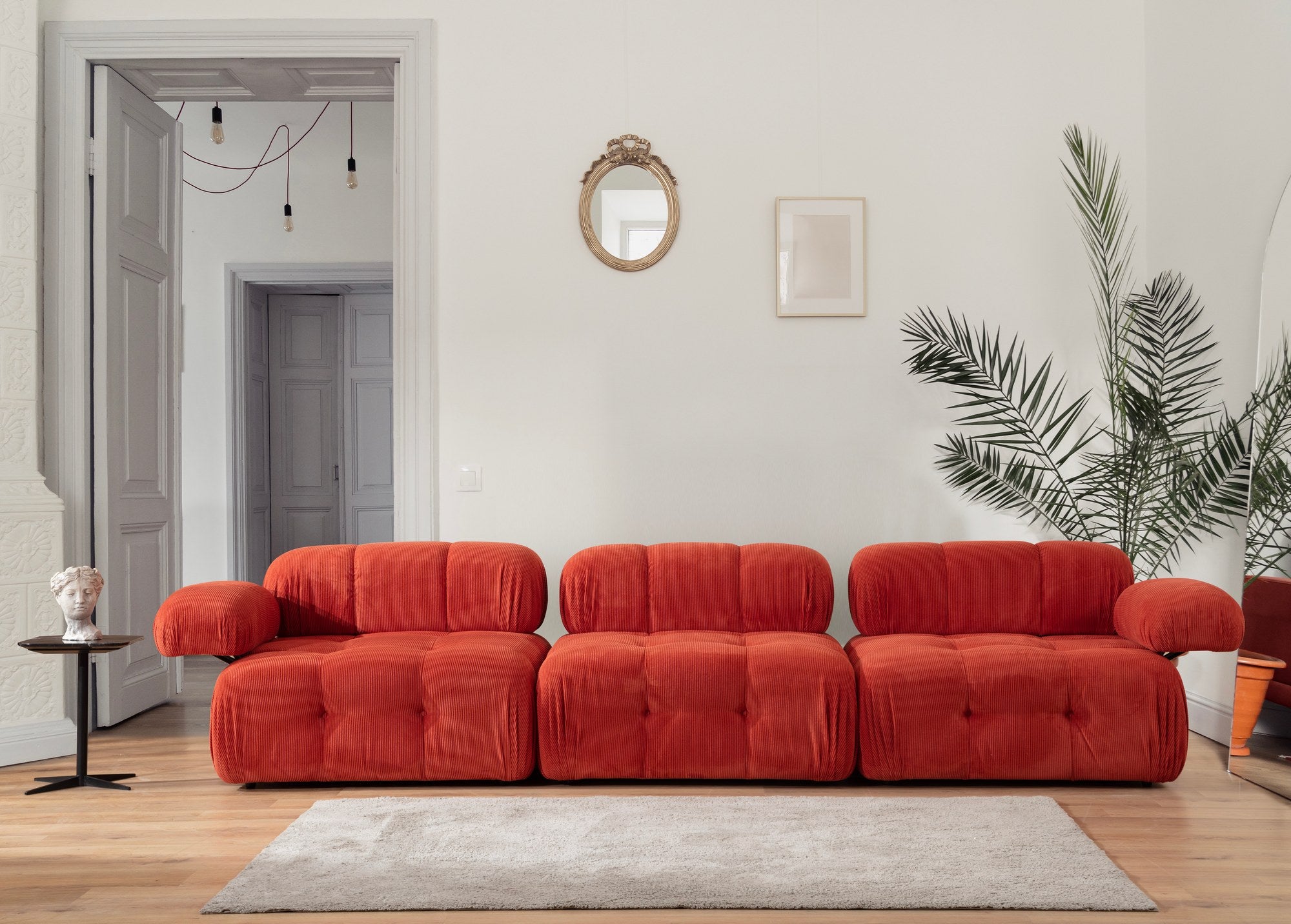 Sofá elegante de 3 lugares, vermelho, 300 x 100 x 80 cm | Estrutura em madeira de faia e aglomerado, 100% poliéster, espuma 28 DNS | Design moderno com mecanismo de mudança